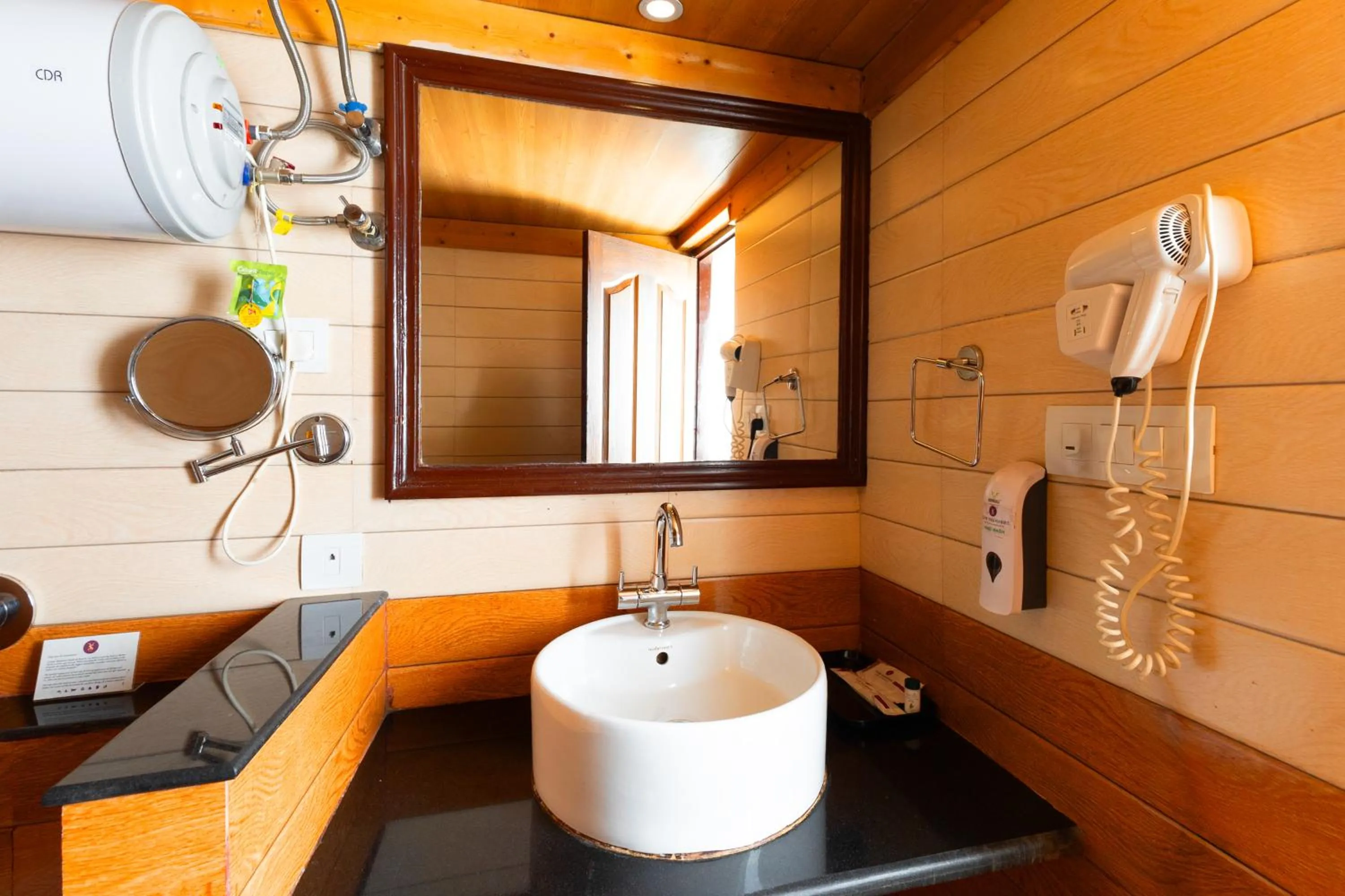 Bathroom in Sumitel Hotel 500 meters from Mall Road