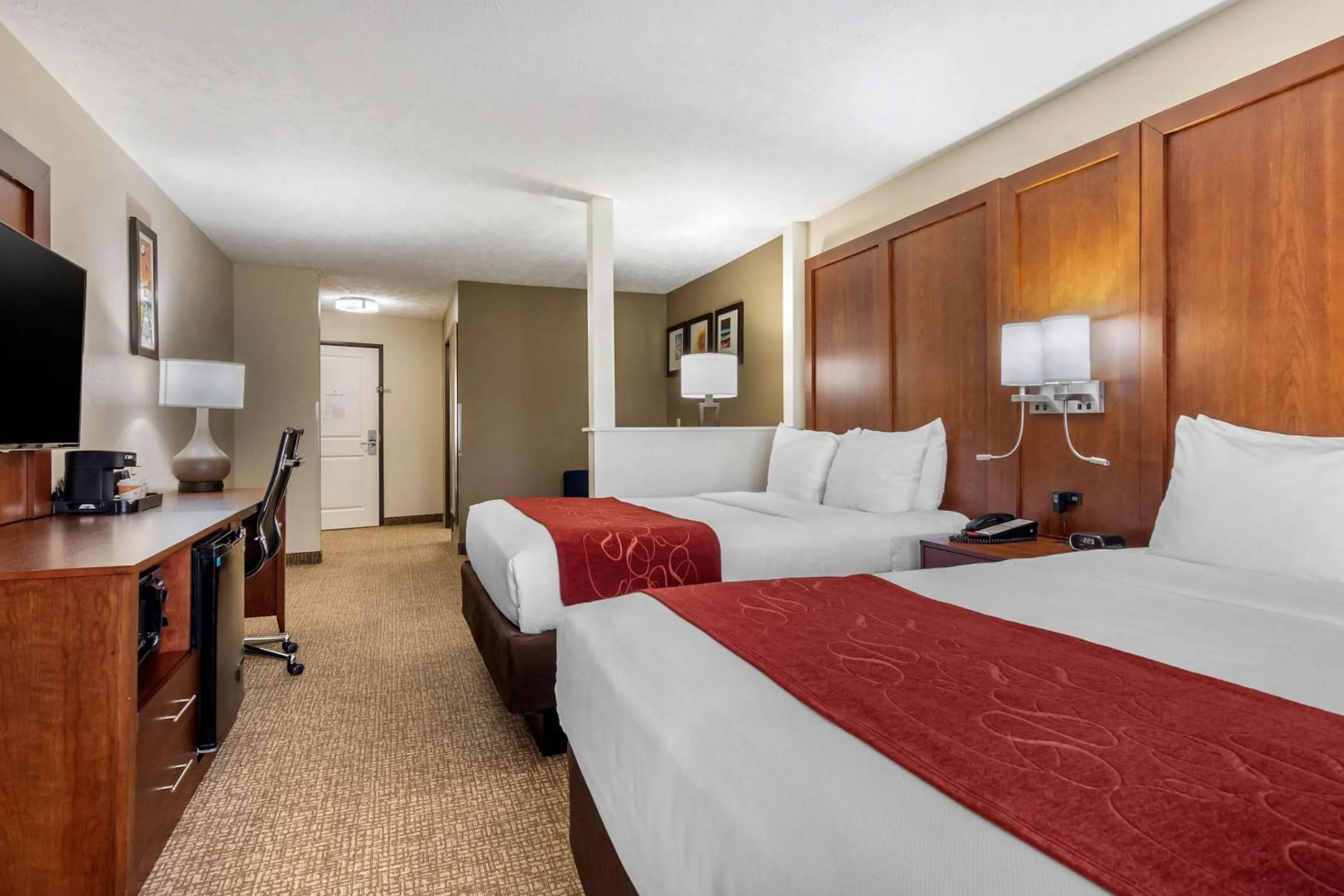 Bedroom, Bed in Comfort Suites Speedway - Kansas City