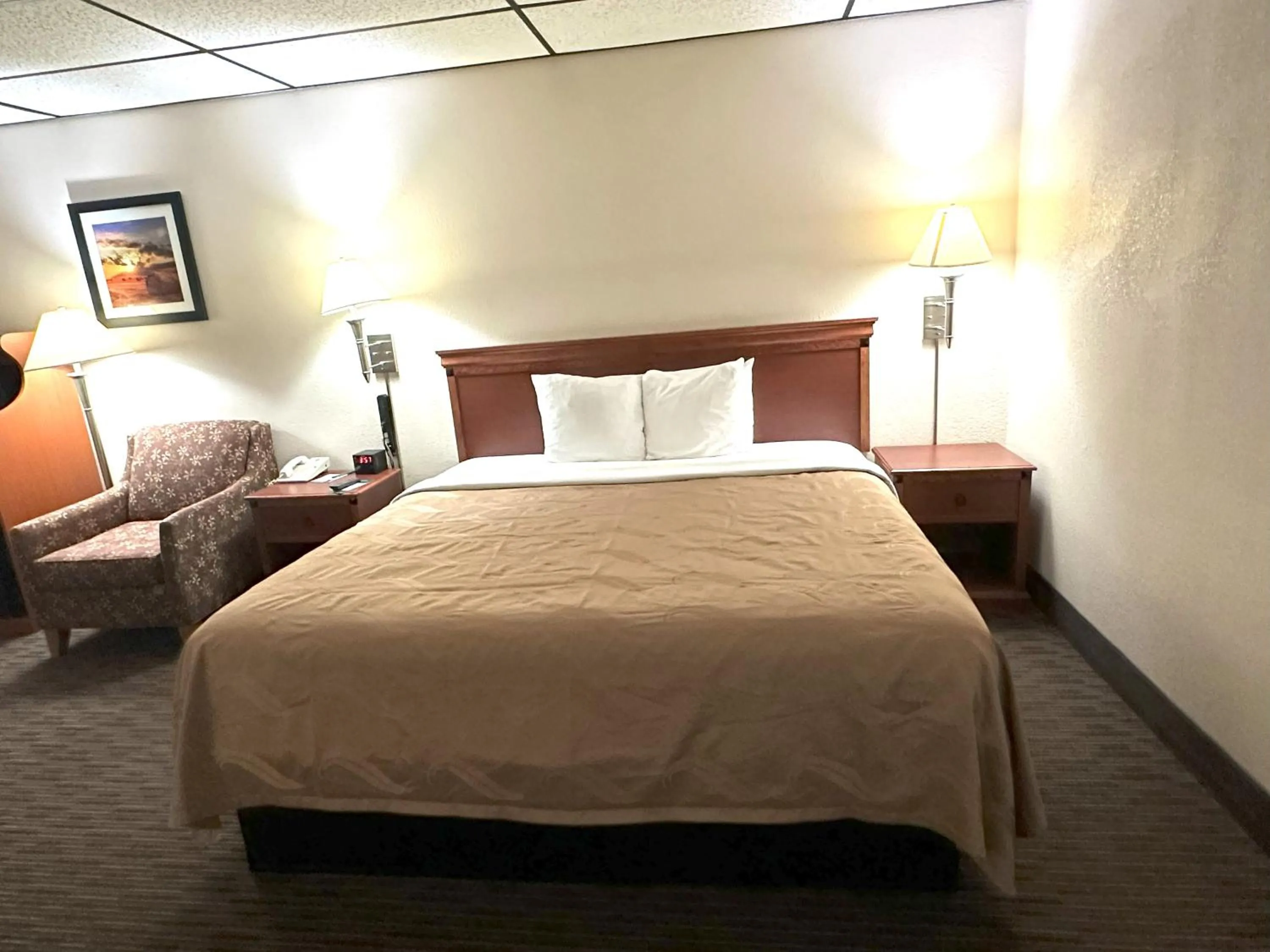 Bed in Sunflower Inn & Suites