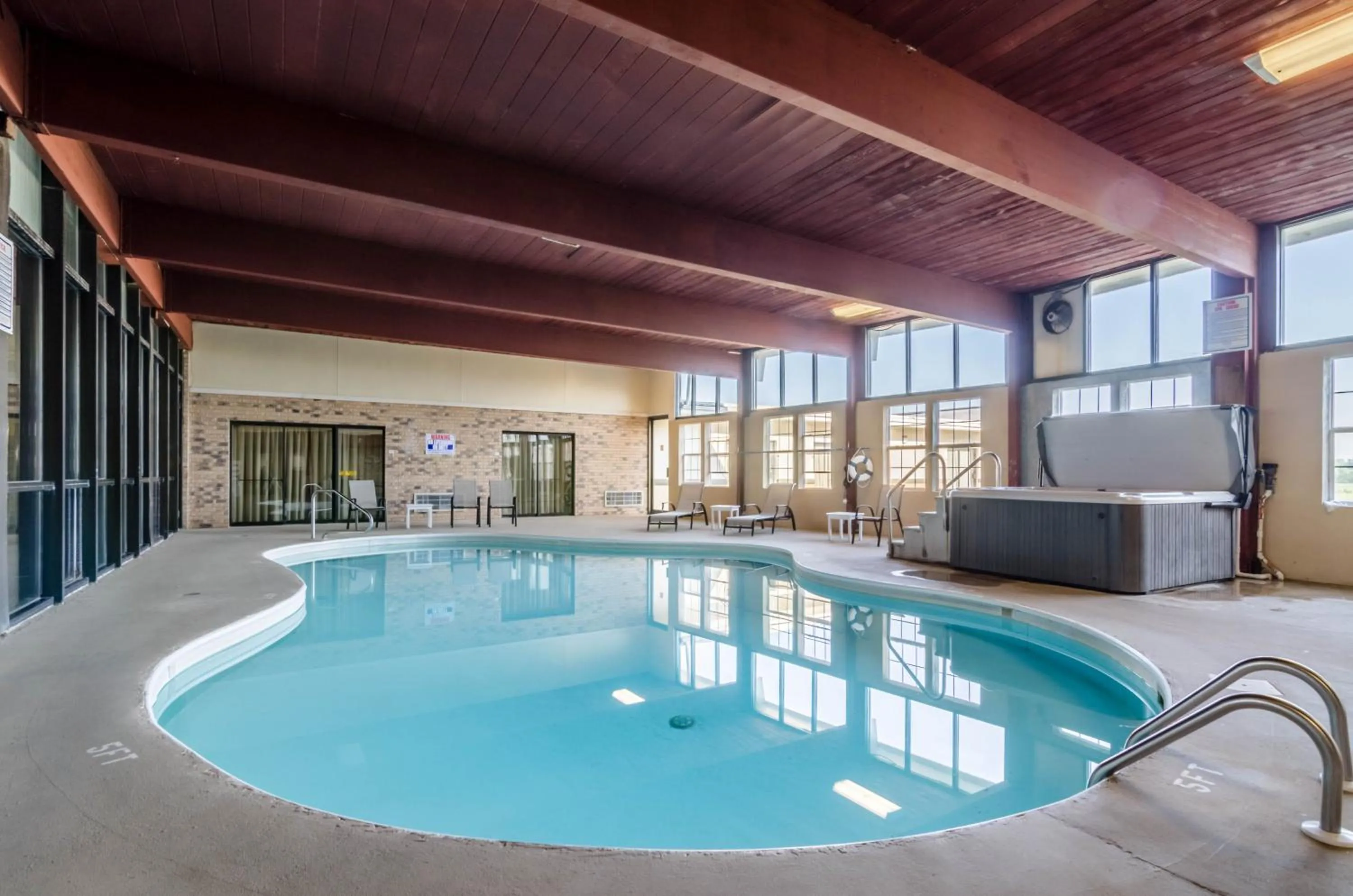 Swimming pool in Sunflower Inn & Suites