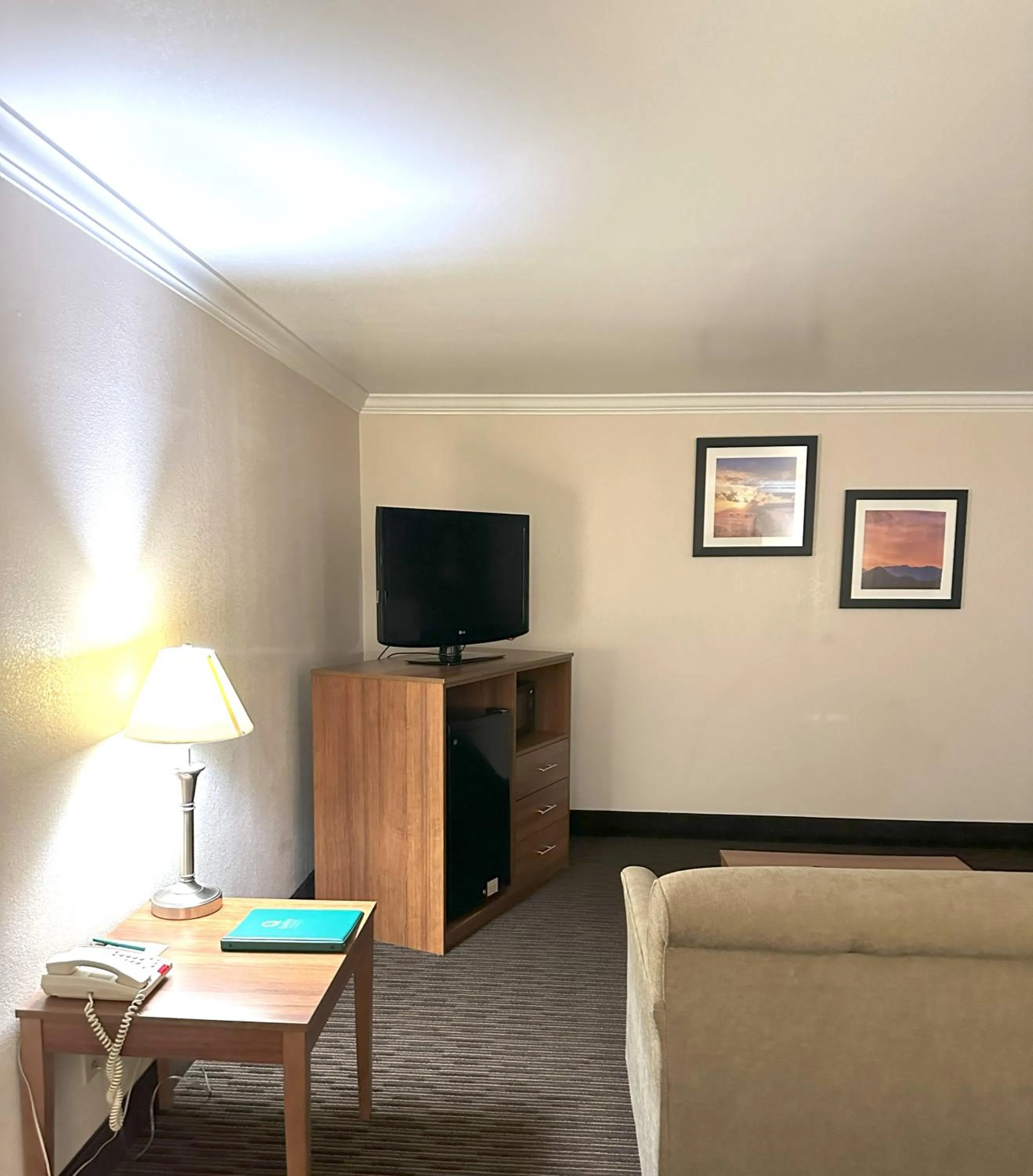 TV and multimedia, Bed in Sunflower Inn & Suites