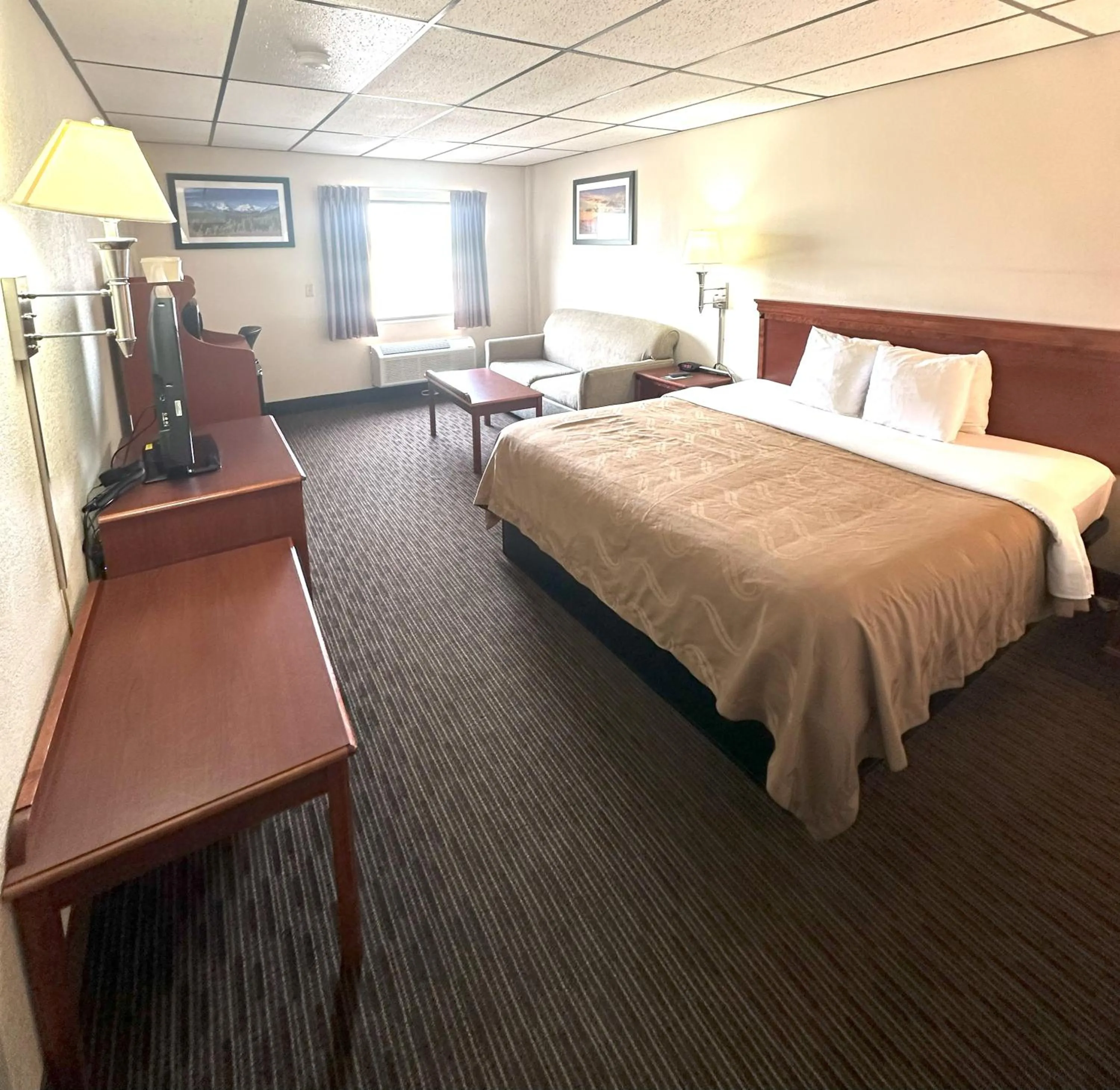 Bed in Sunflower Inn & Suites