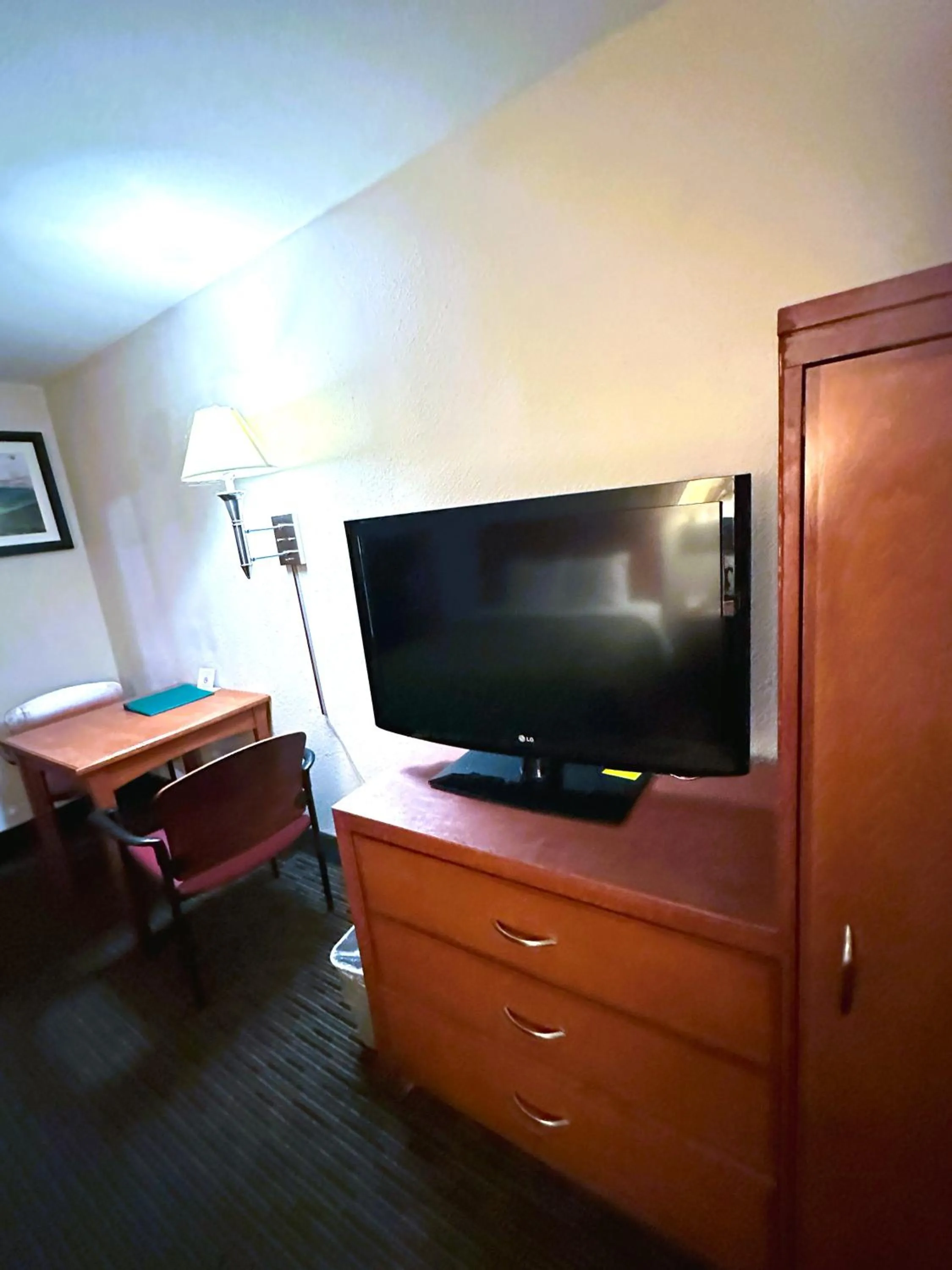 TV and multimedia in Sunflower Inn & Suites