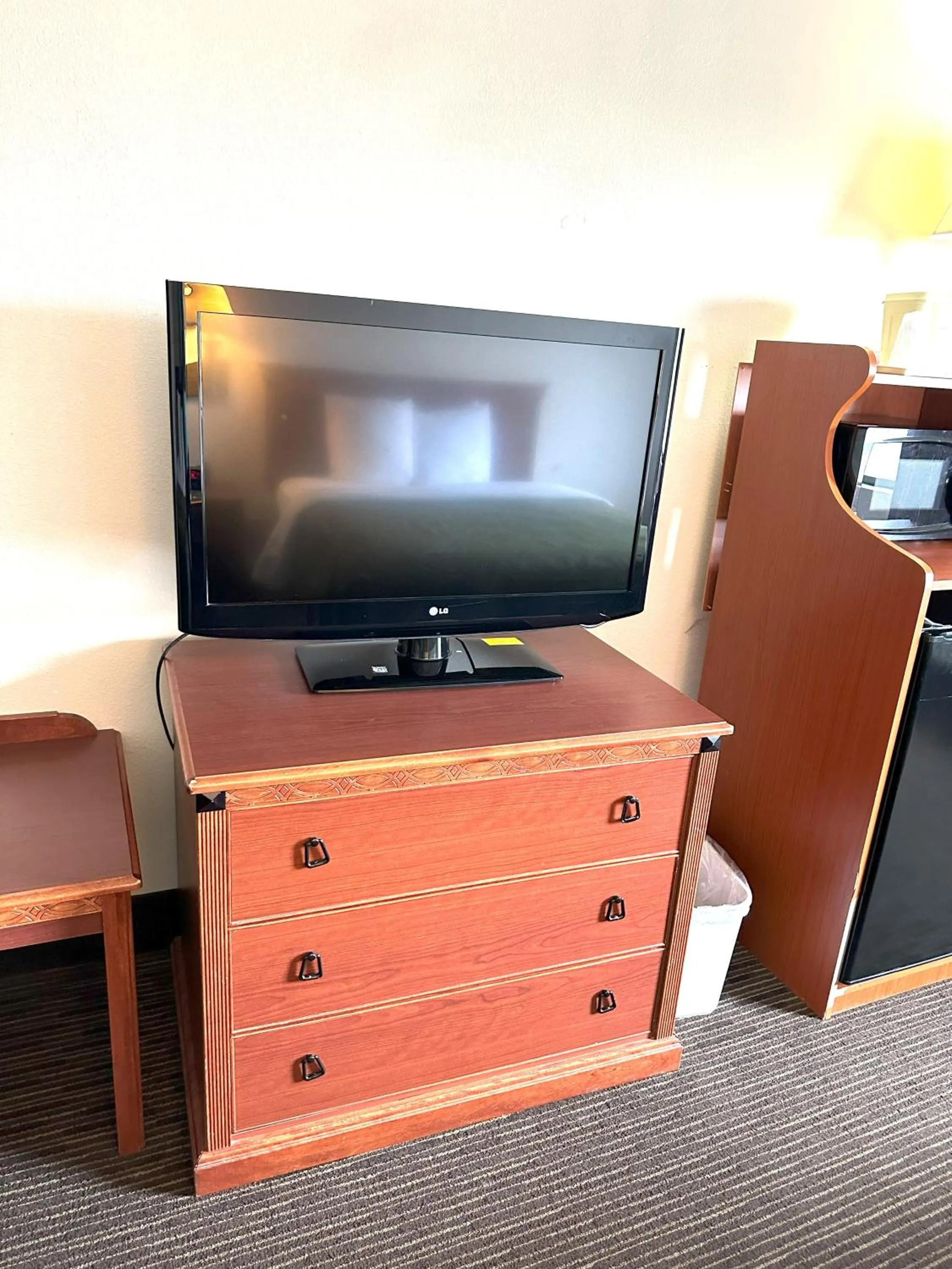 TV and multimedia in Sunflower Inn & Suites