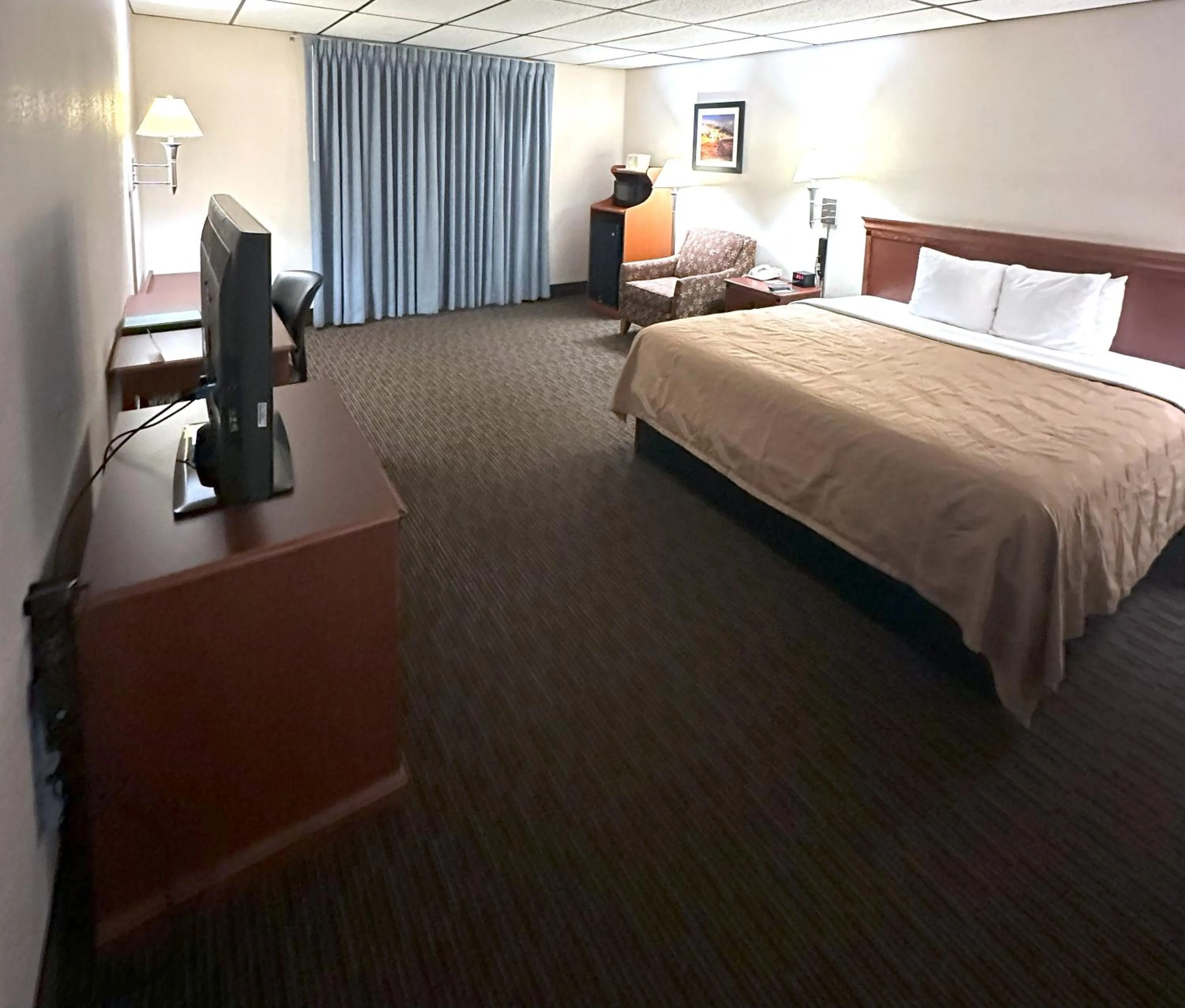 Bed in Sunflower Inn & Suites