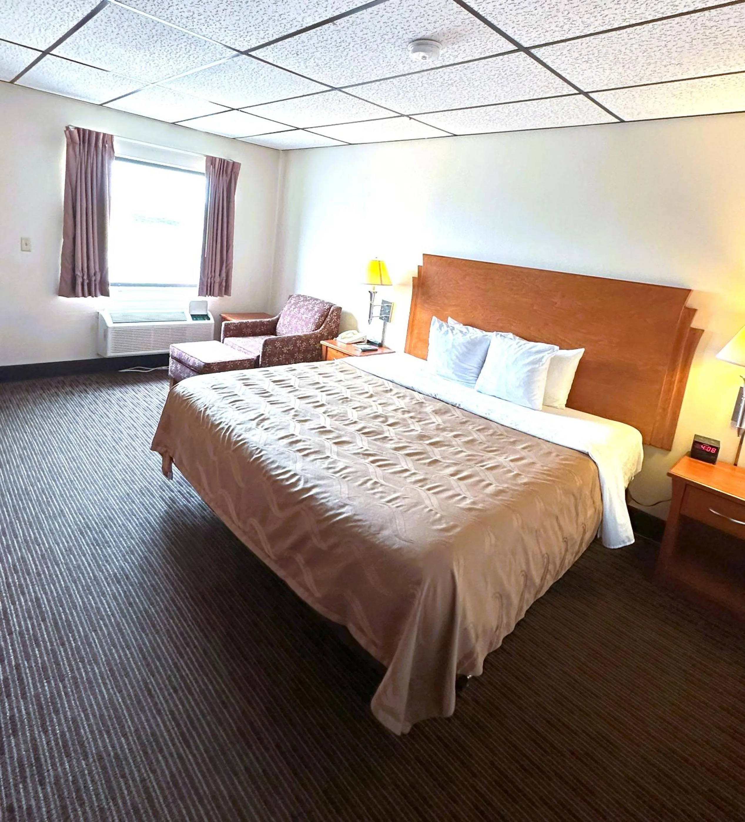 Bed in Sunflower Inn & Suites