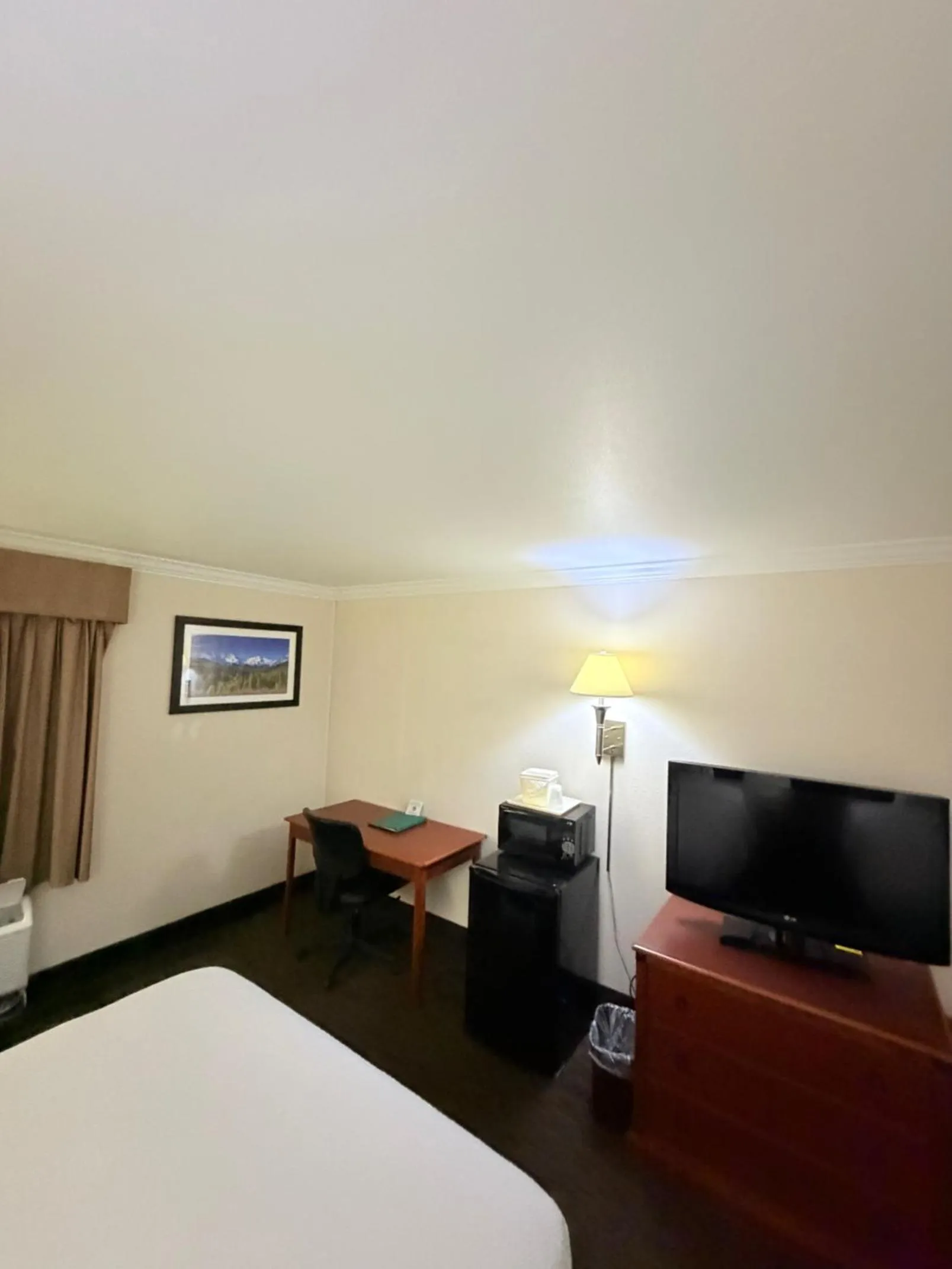 microwave, Bed in Sunflower Inn & Suites