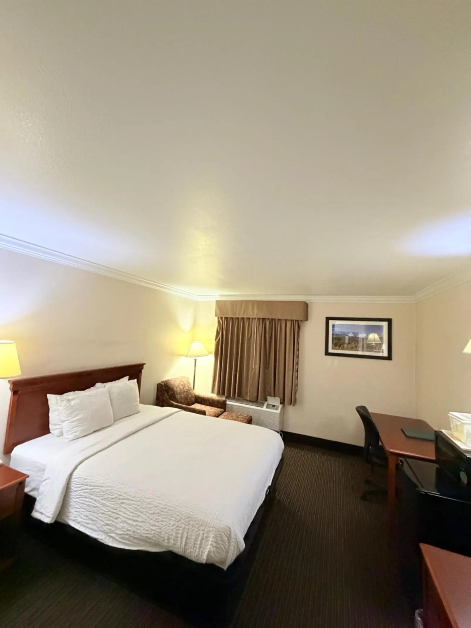 Bed in Sunflower Inn & Suites