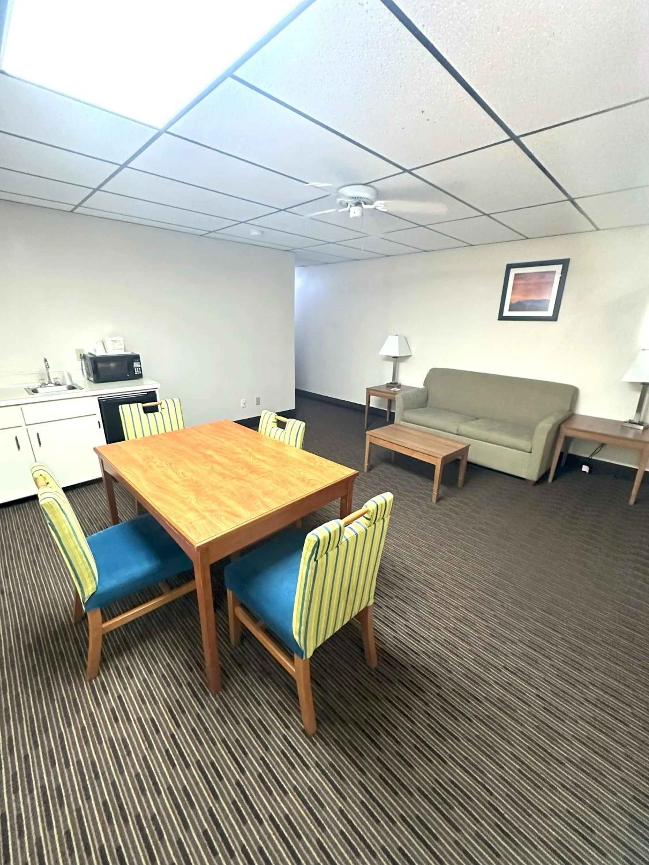 Living room in Sunflower Inn & Suites