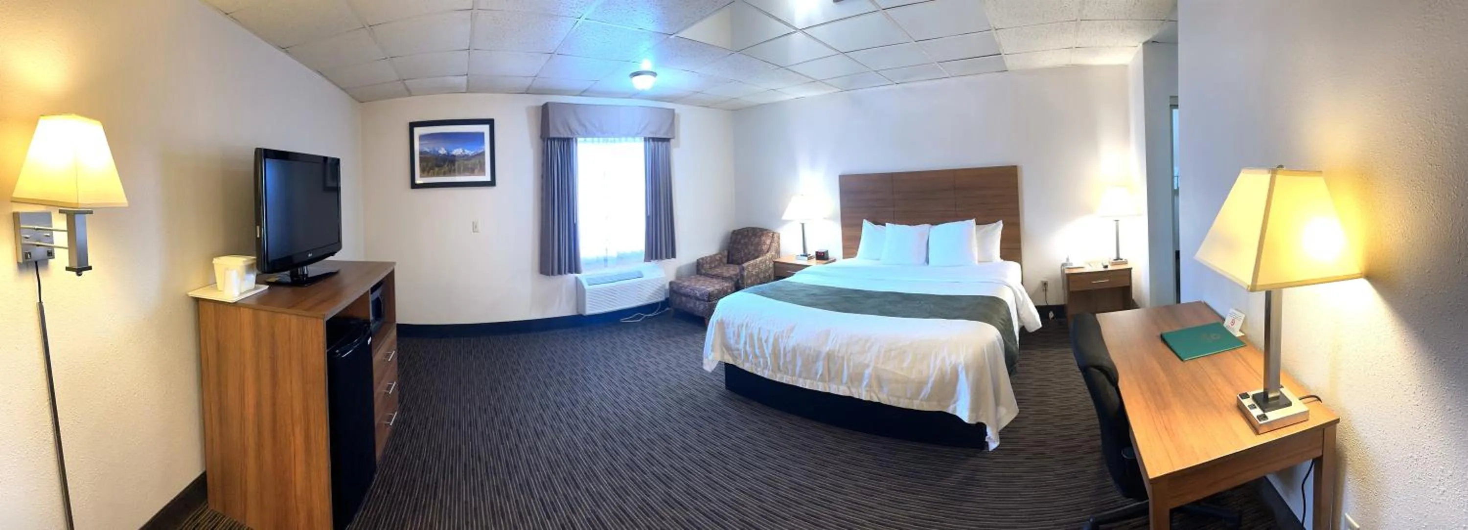 Photo of the whole room, Bed in Sunflower Inn & Suites