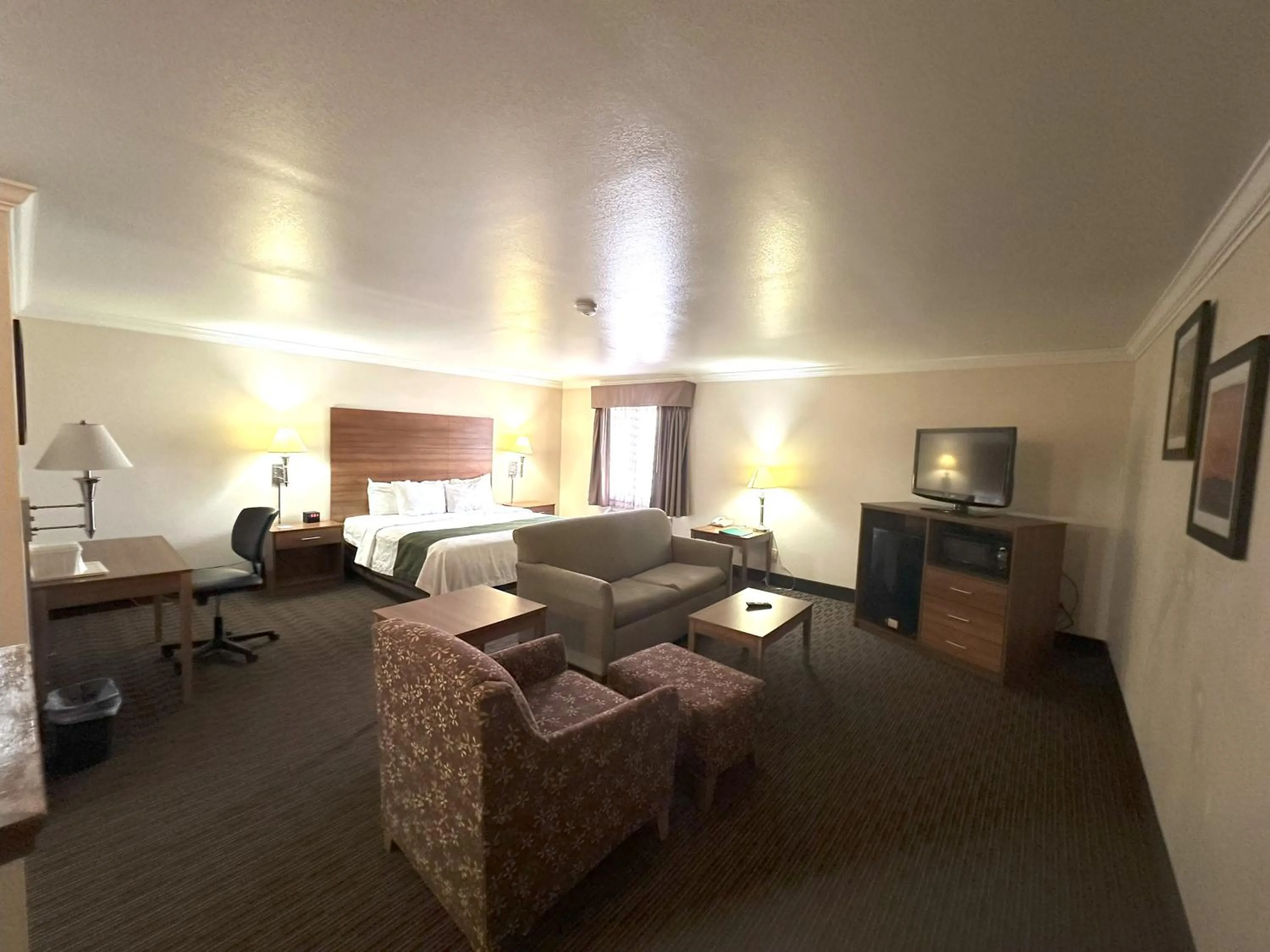 Photo of the whole room, Bed in Sunflower Inn & Suites