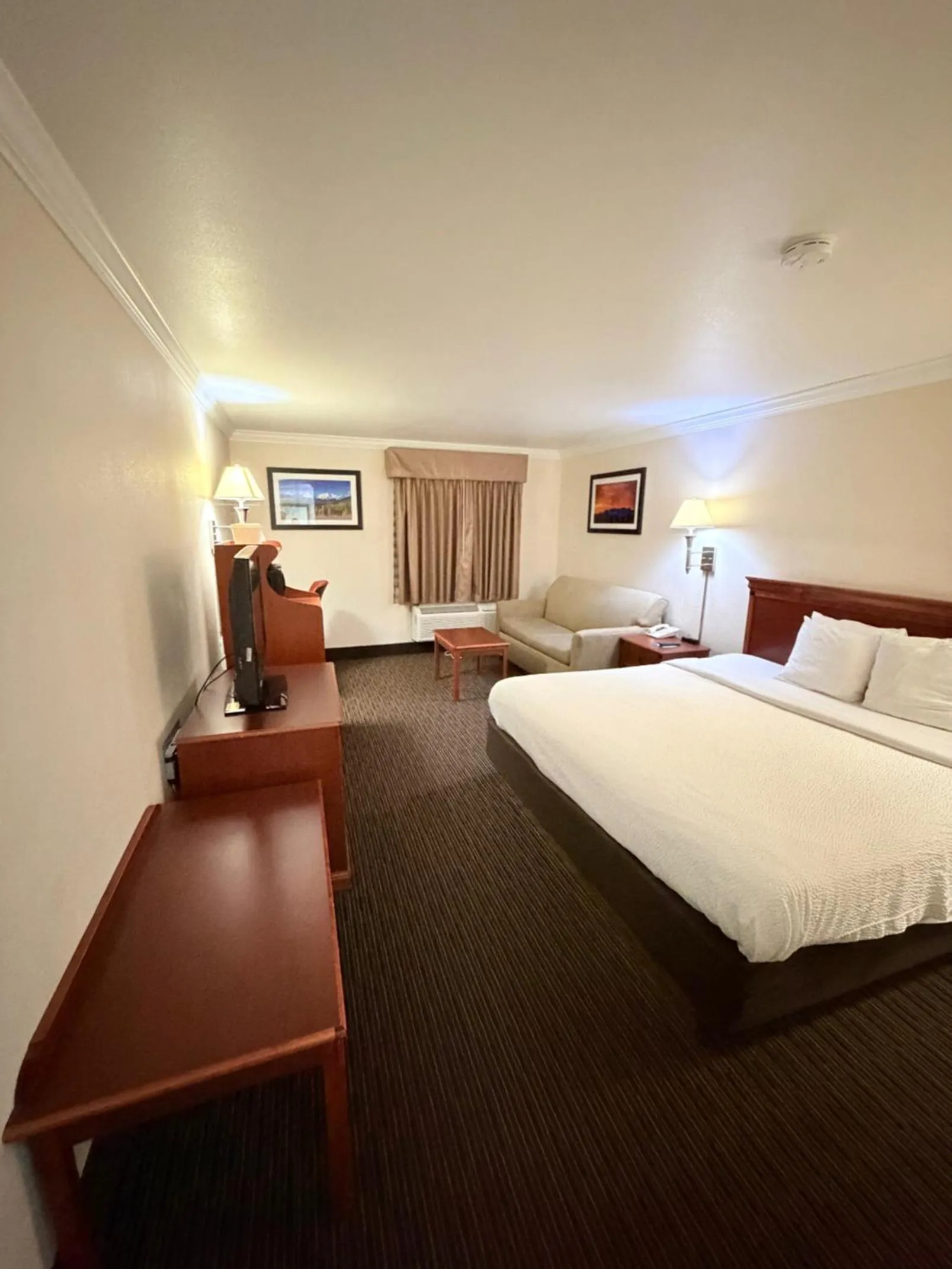 Bed in Sunflower Inn & Suites