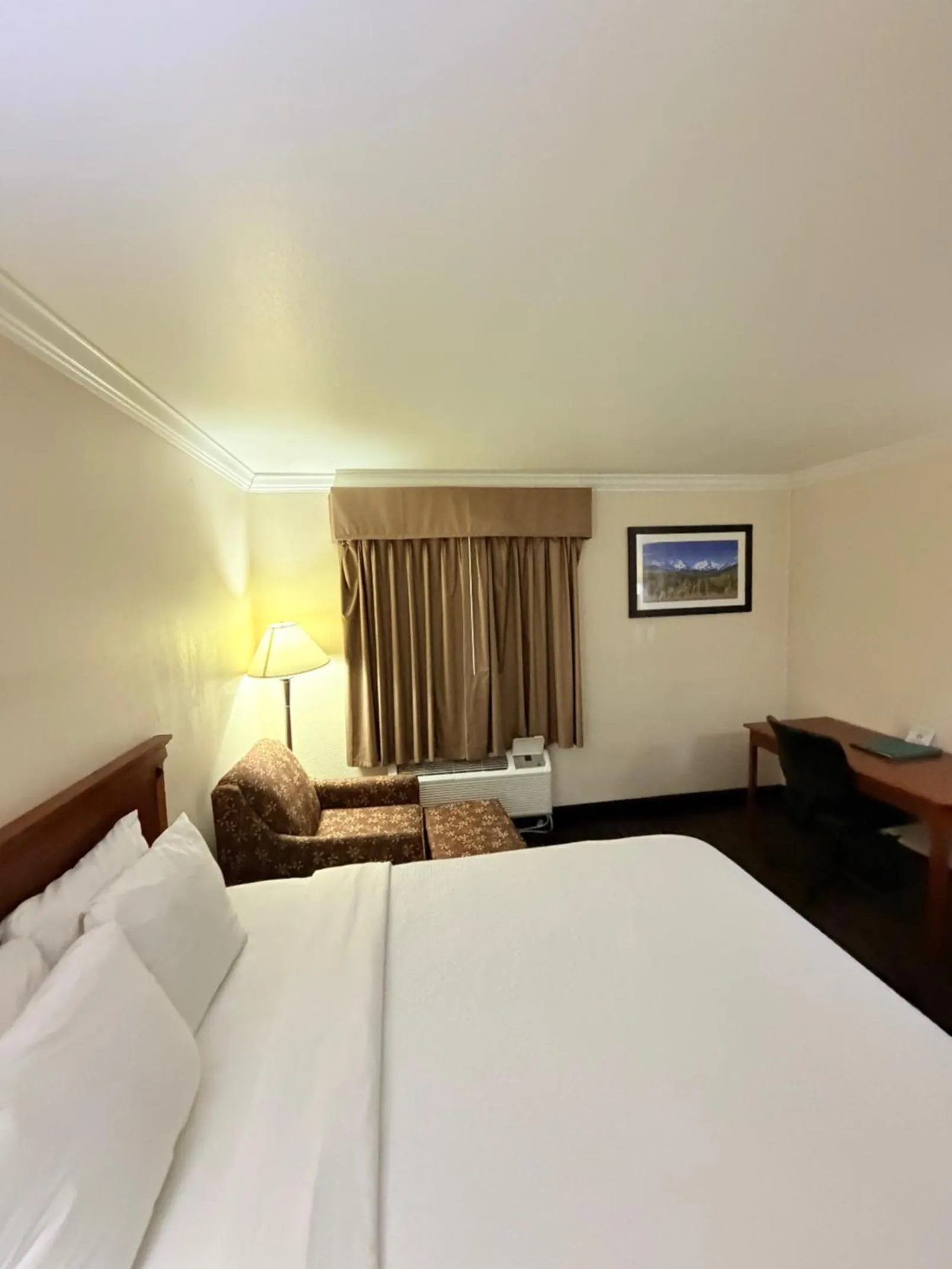 Seating area, Bed in Sunflower Inn & Suites