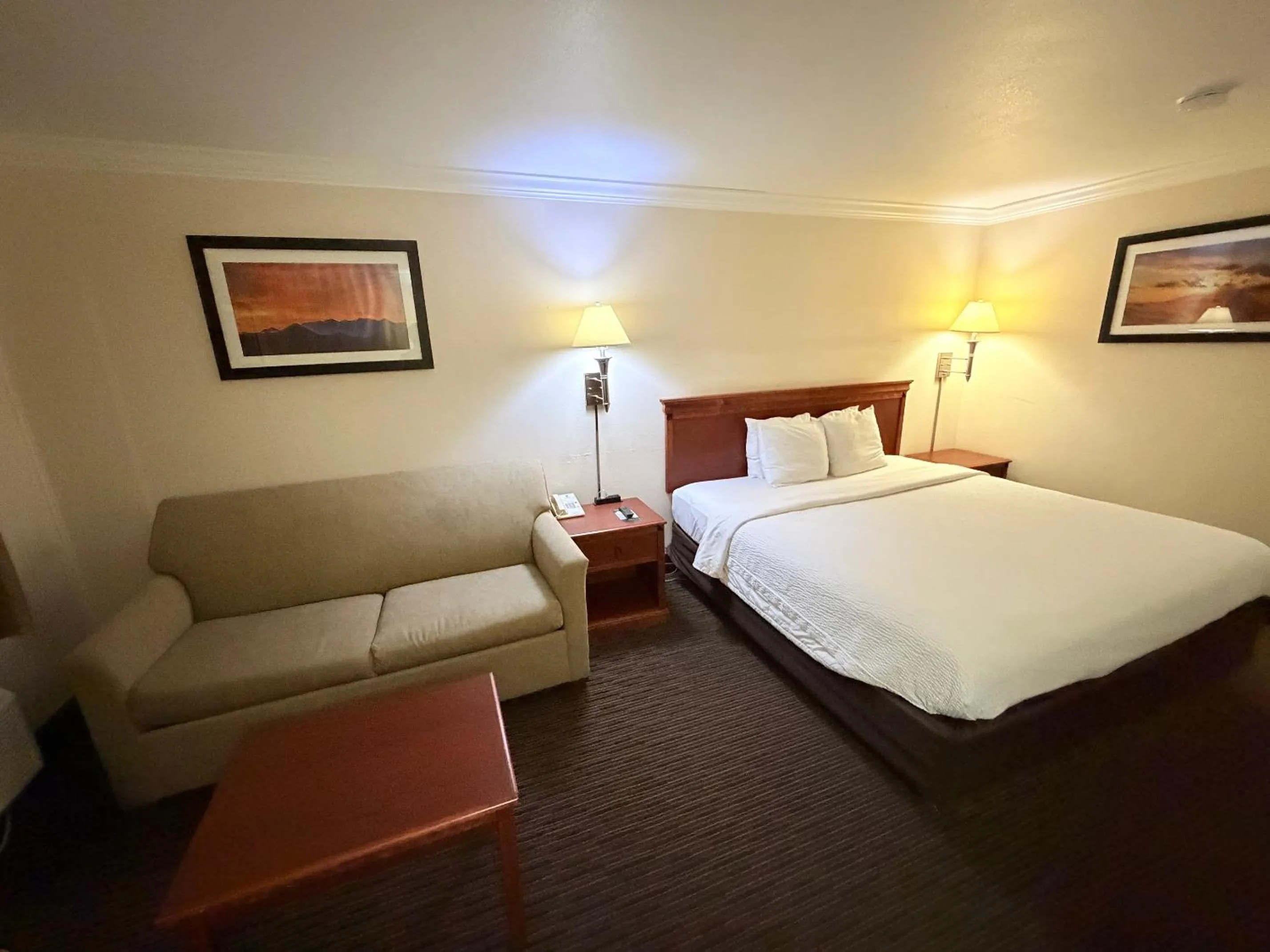 Bedroom, Bed in Sunflower Inn & Suites