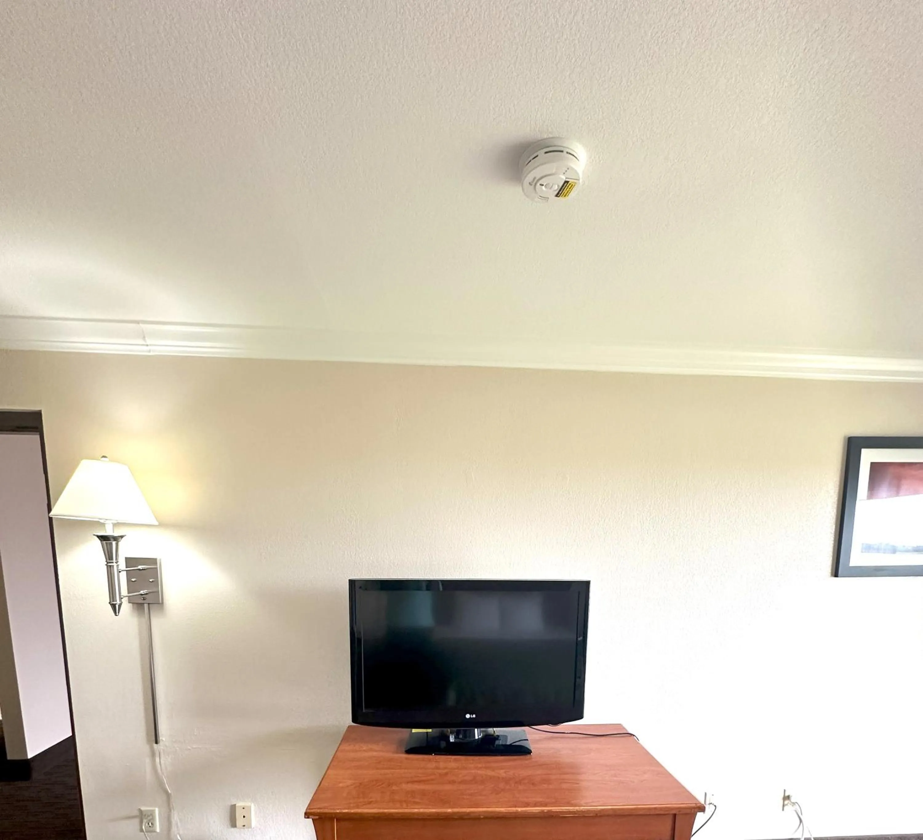 TV and multimedia in Sunflower Inn & Suites