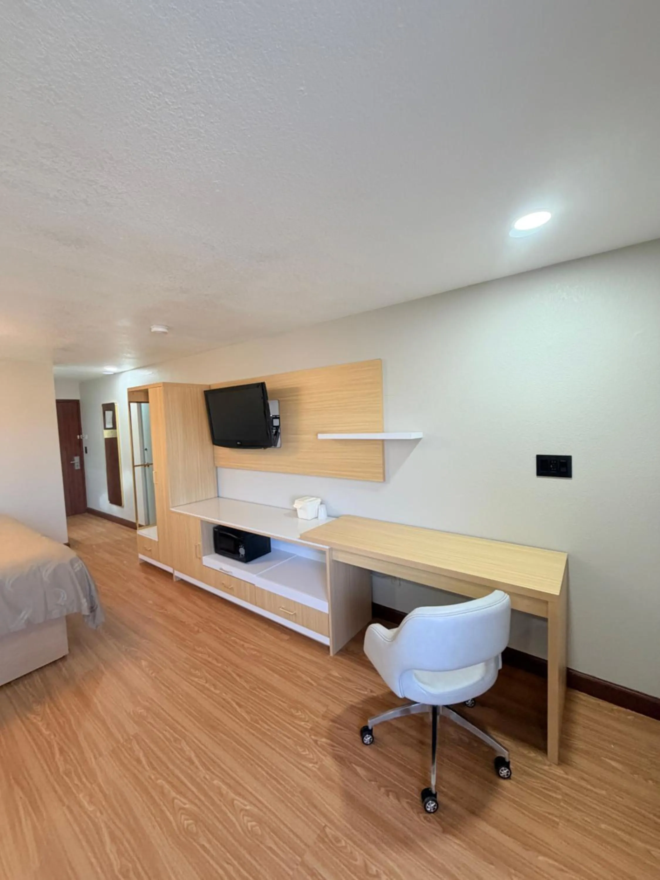 TV and multimedia, Bed in Sunflower Inn & Suites