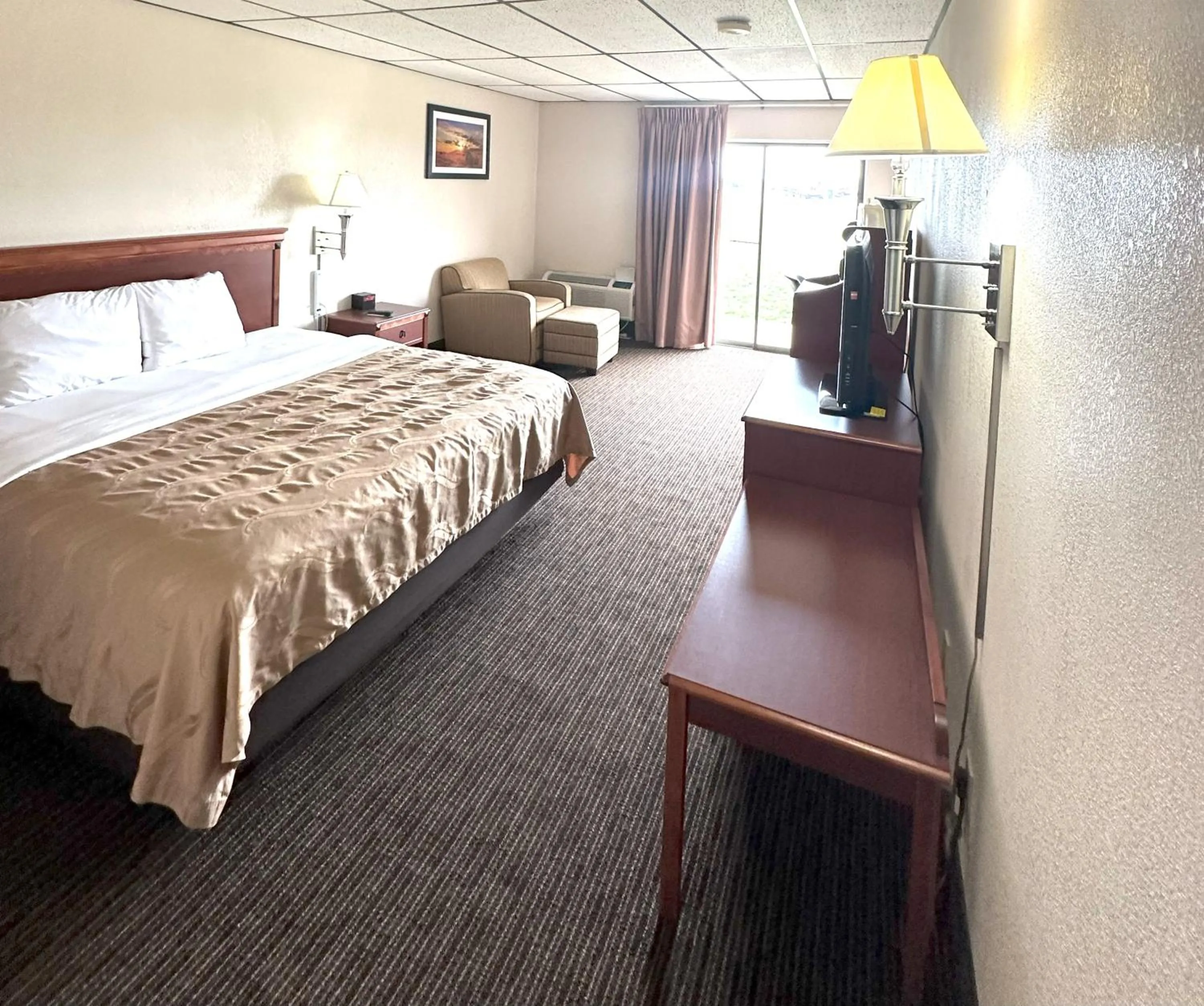 Bed in Sunflower Inn & Suites