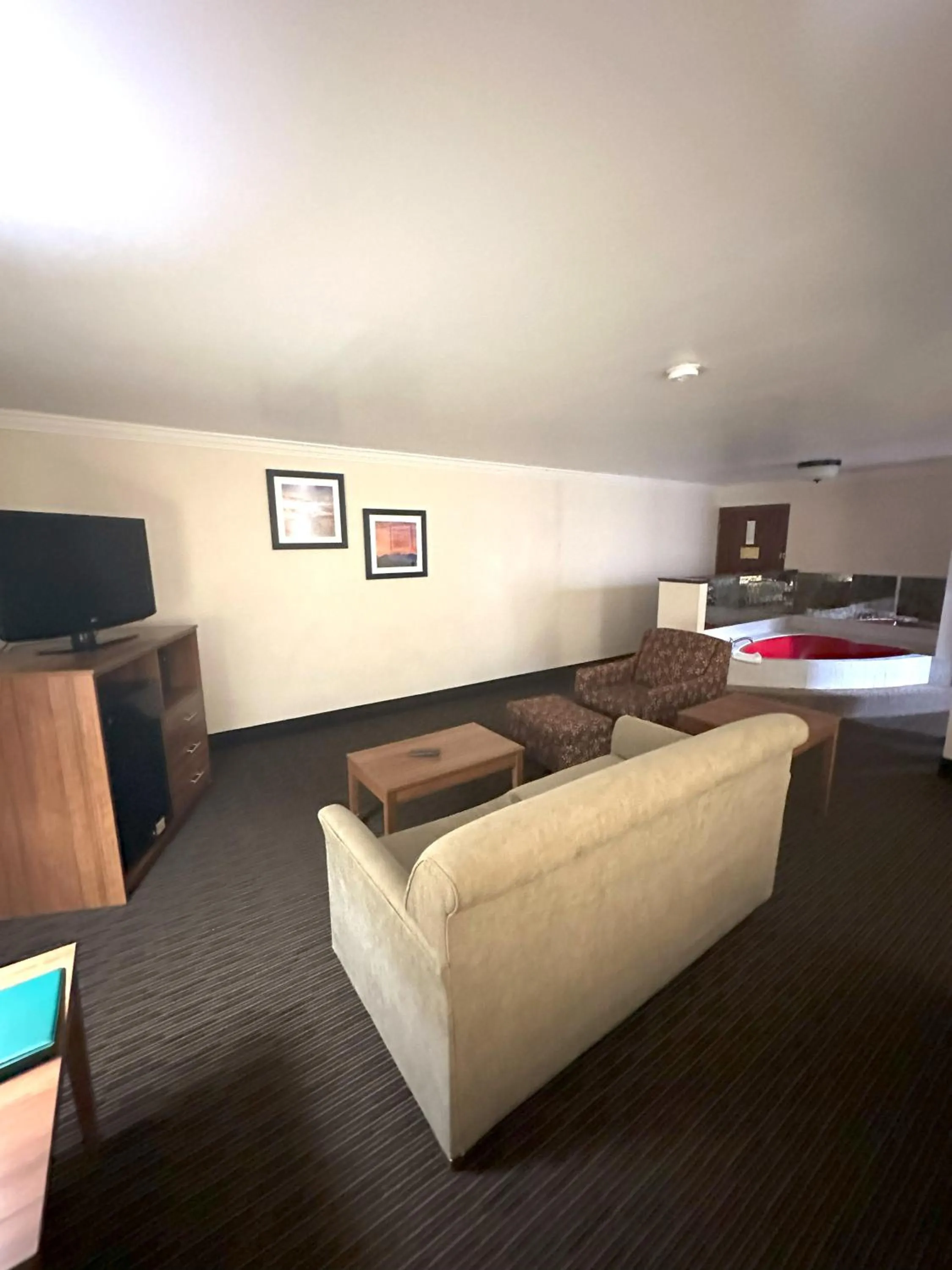Living room, Bed in Sunflower Inn & Suites