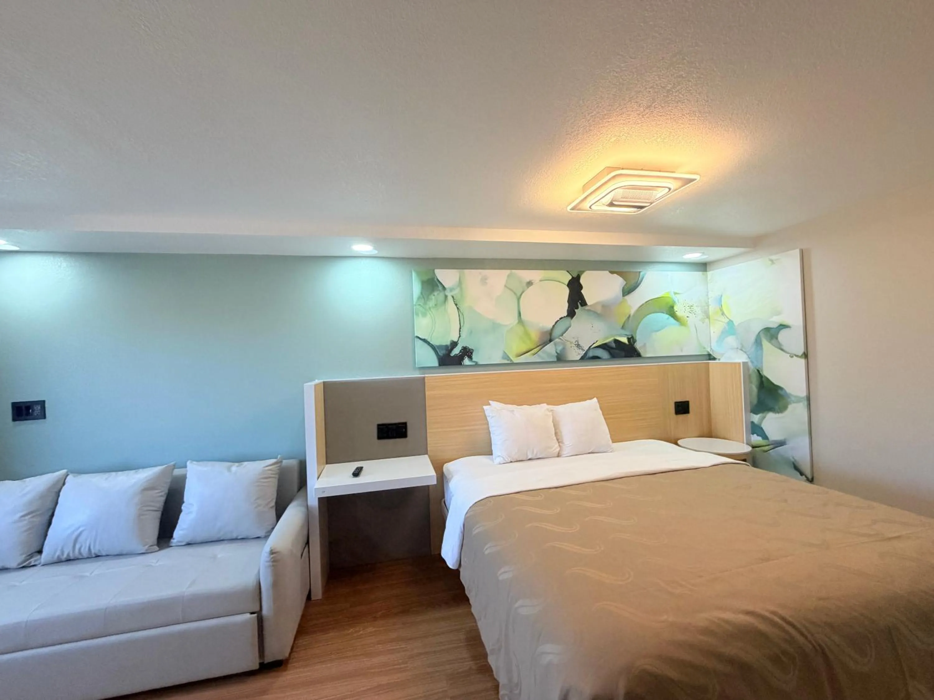 Bedroom, Bed in Sunflower Inn & Suites