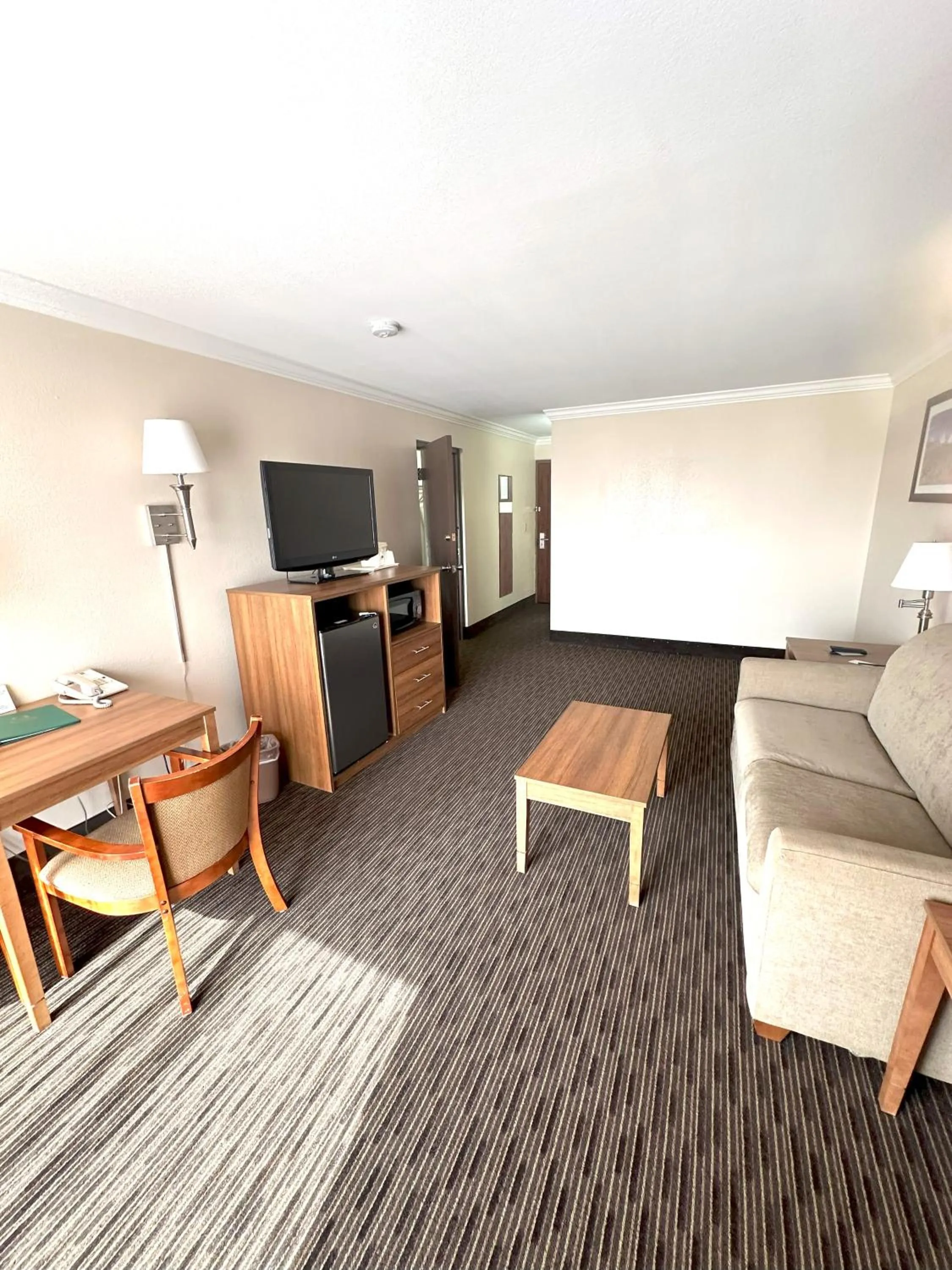 Living room in Sunflower Inn & Suites