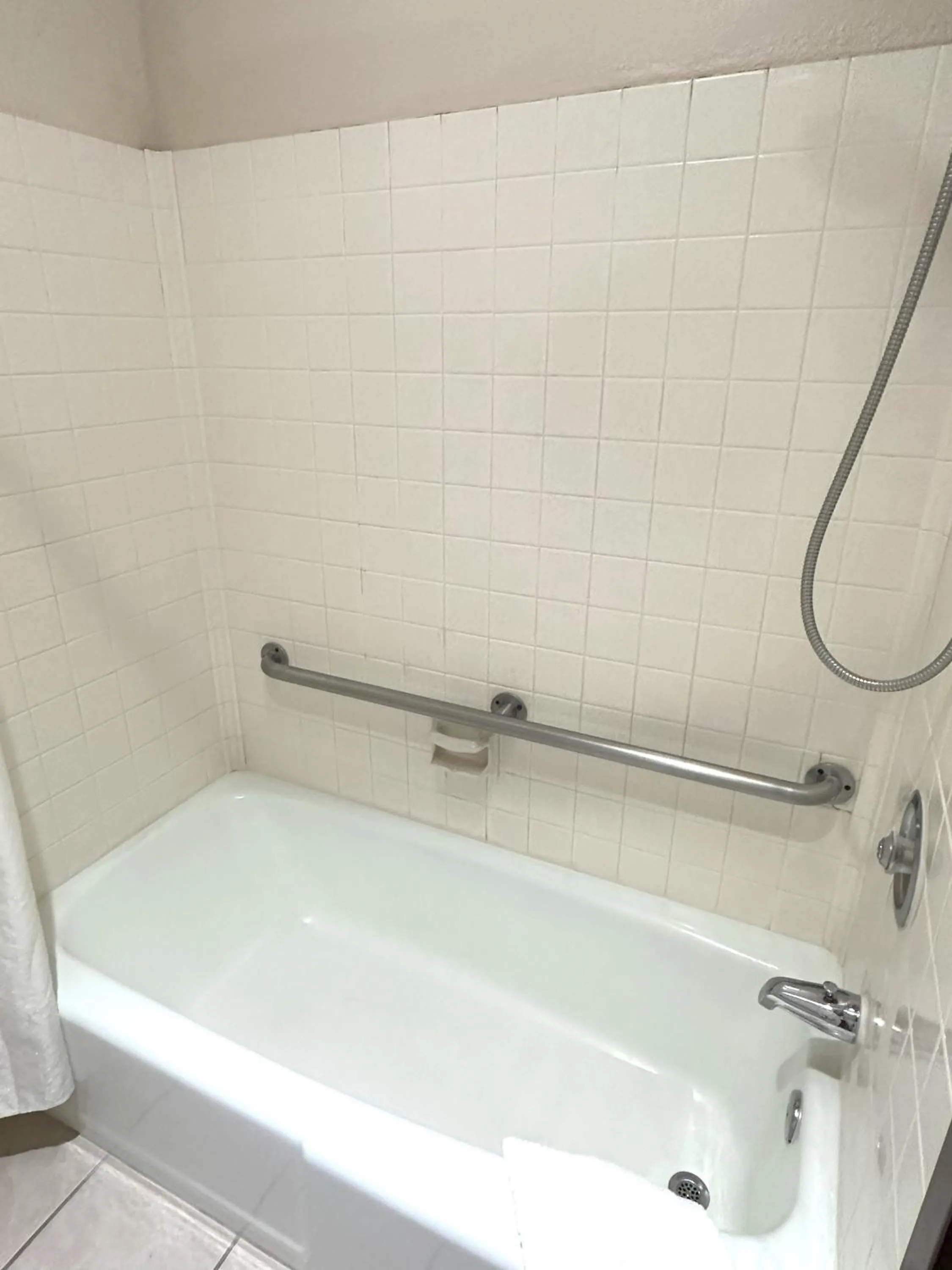 Bath in Sunflower Inn & Suites
