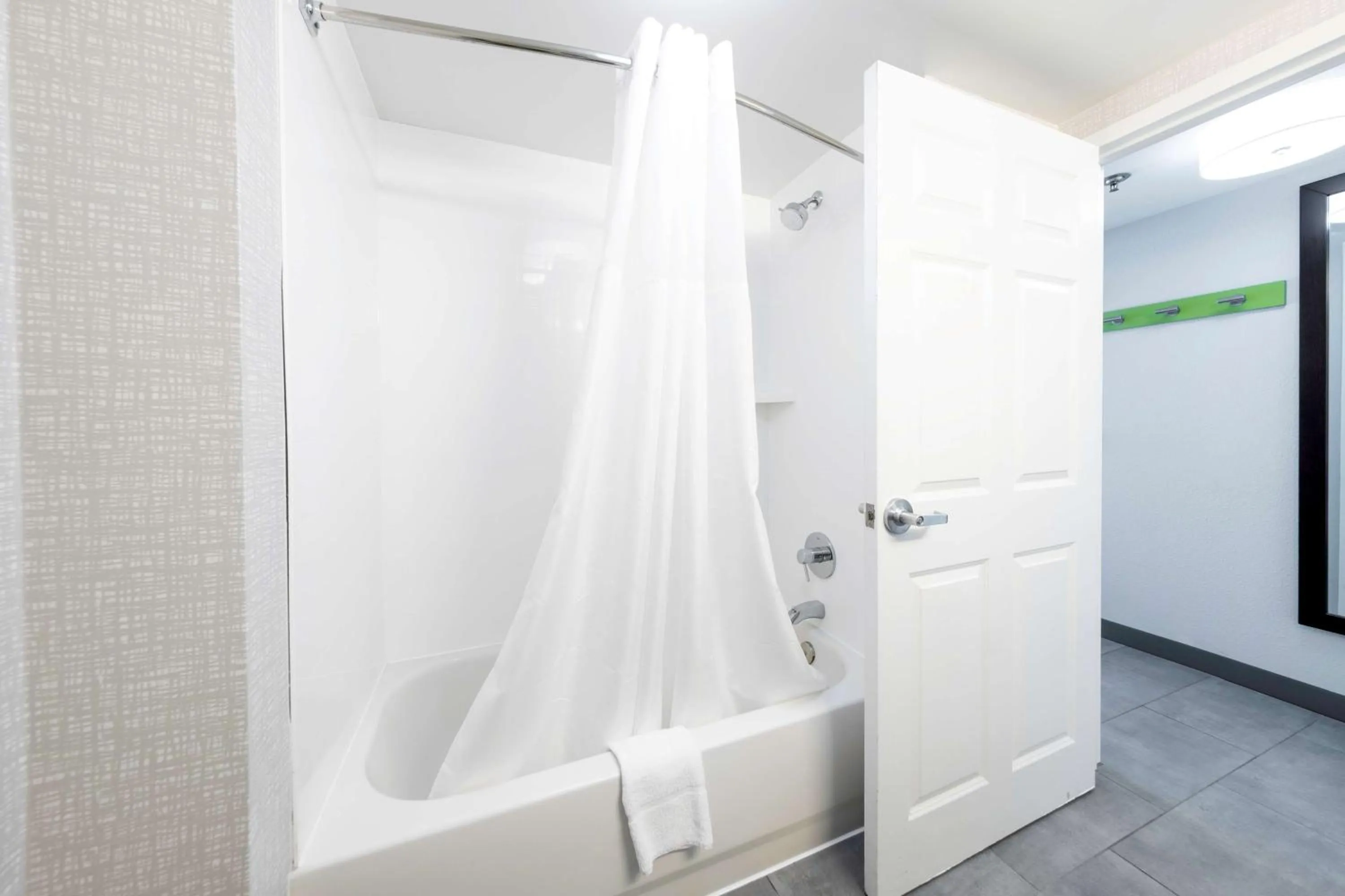 Bathroom in Hampton Inn Swedesboro Philadelphia