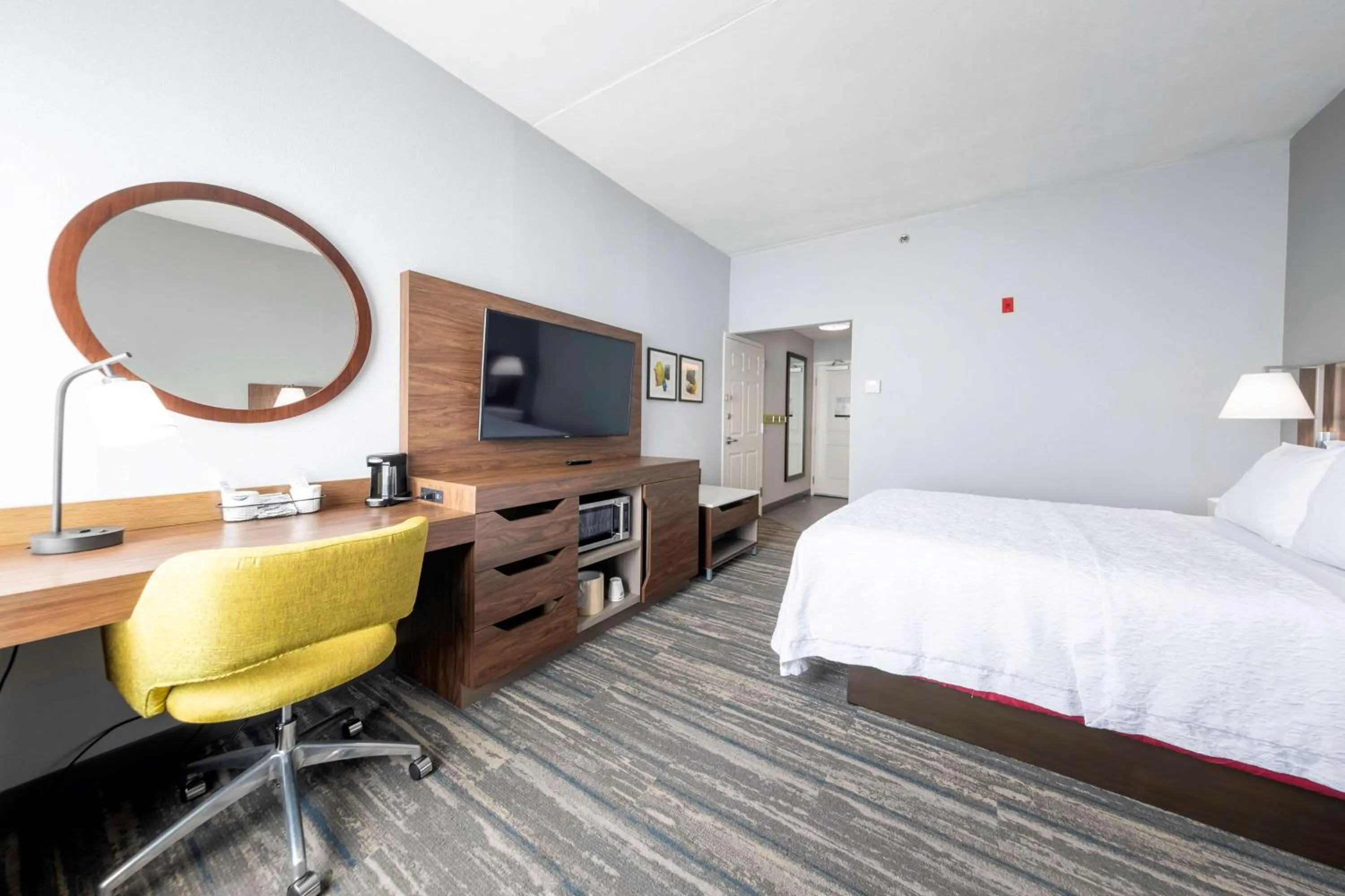 Bedroom, Bed in Hampton Inn Swedesboro Philadelphia