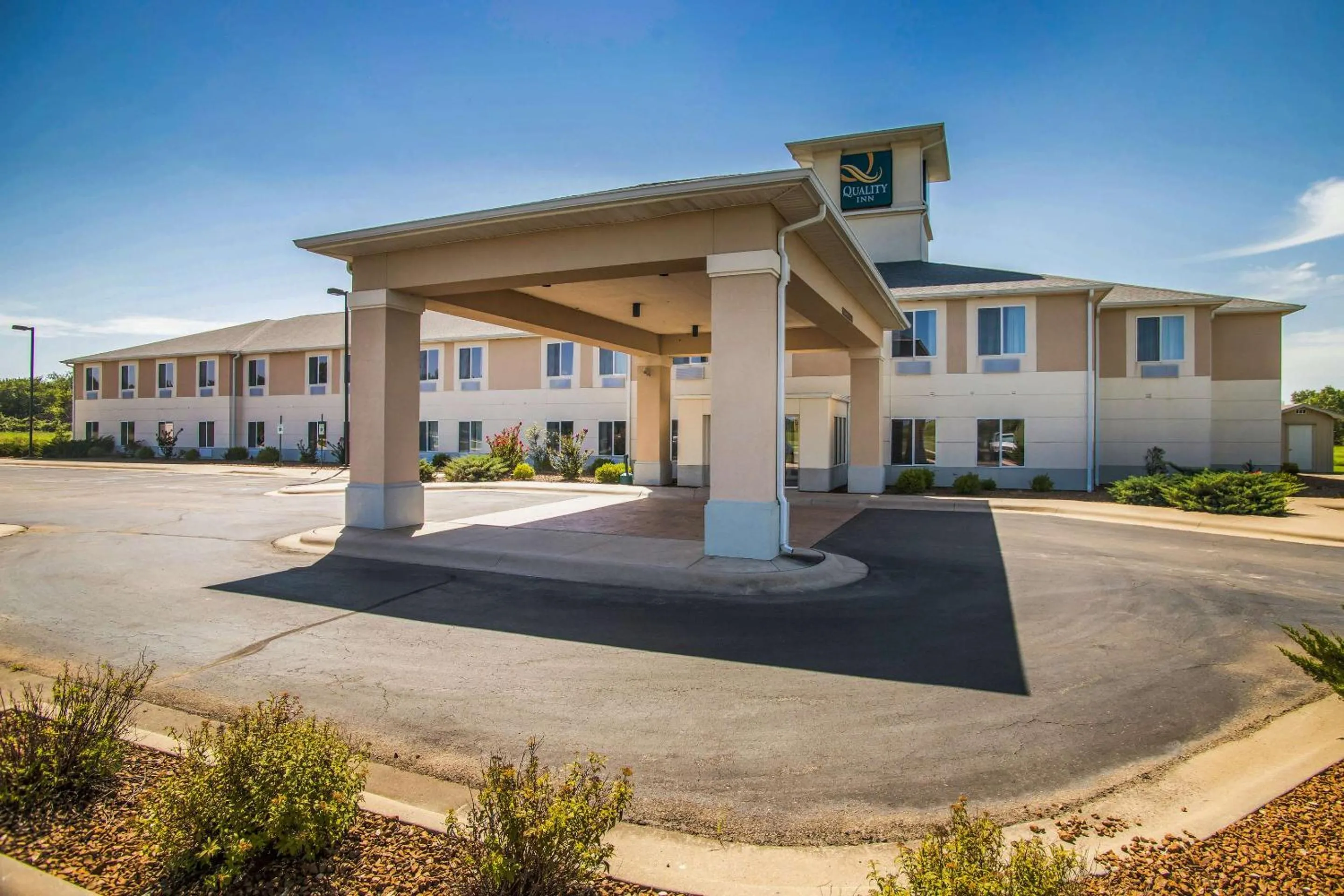 Property building in Quality Inn Parsons North