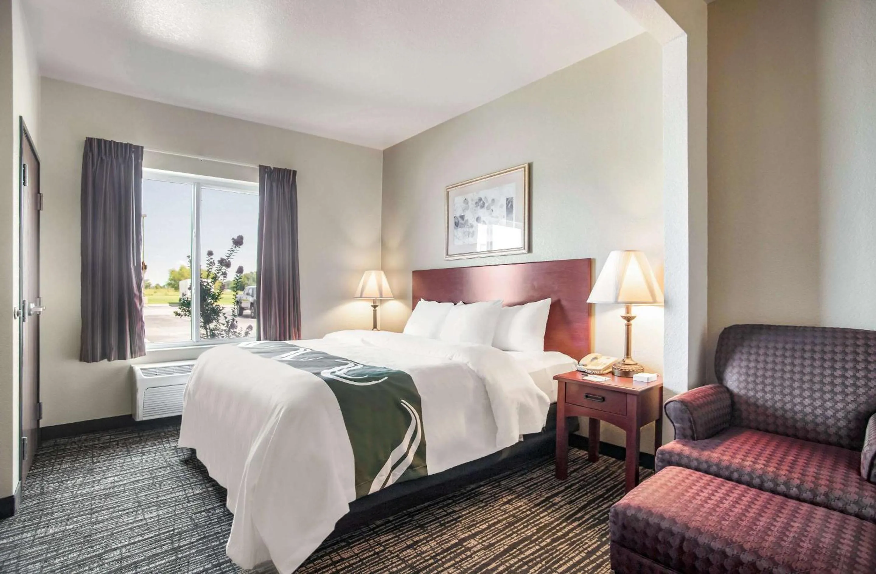 Bedroom, Bed in Quality Inn Parsons North