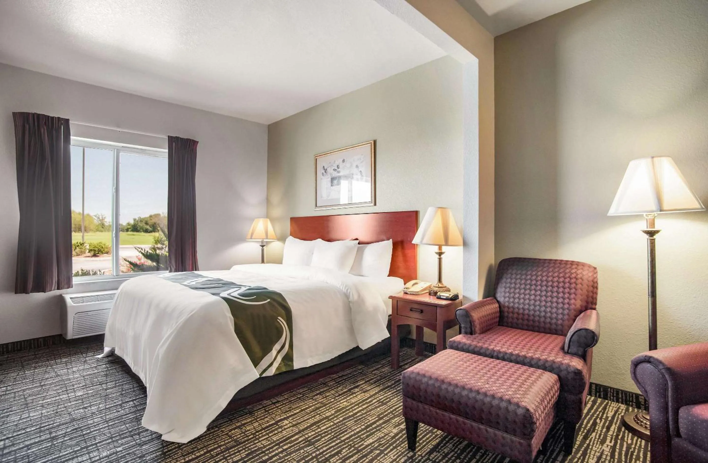 Bedroom, Bed in Quality Inn Parsons North