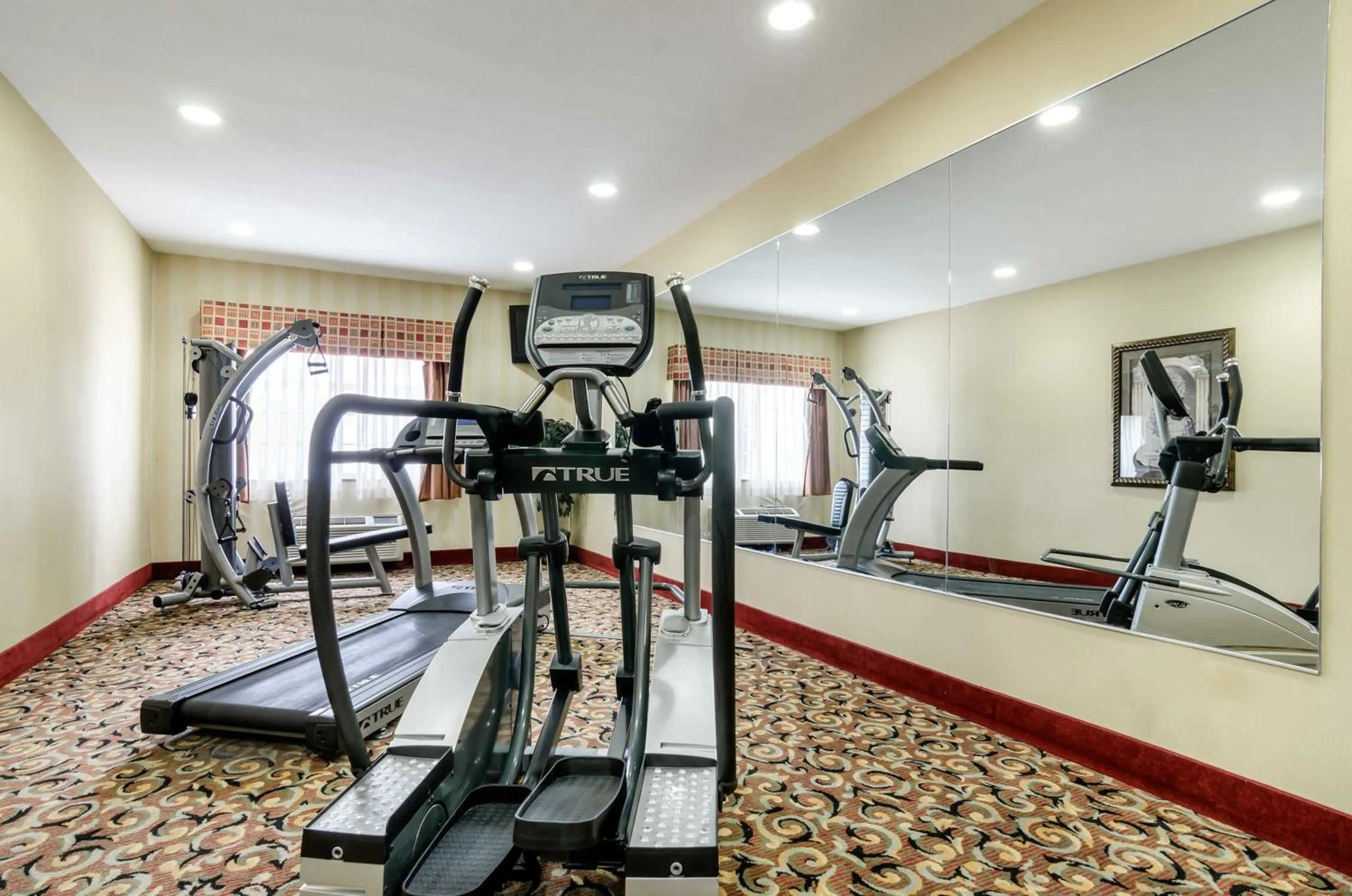 Fitness centre/facilities in Super 8 by Wyndham Great Bend