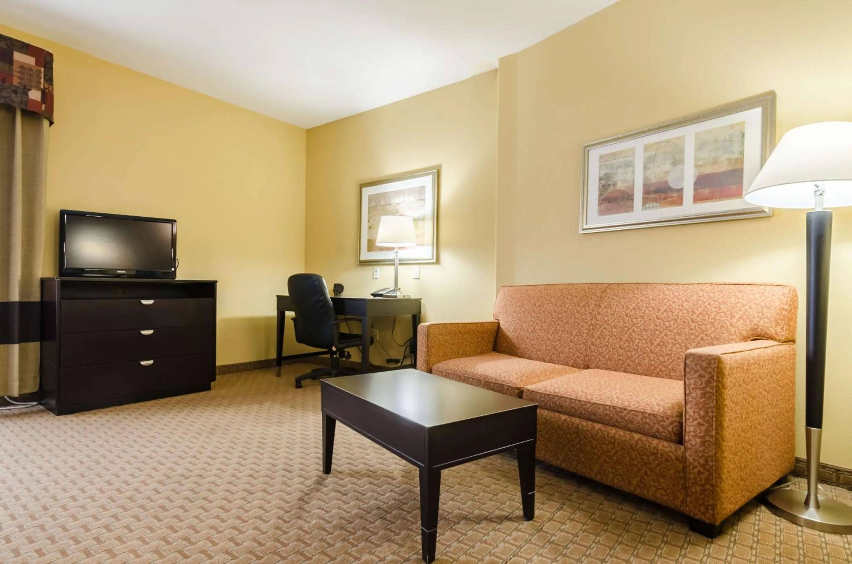 Bedroom in Comfort Suites Salina South