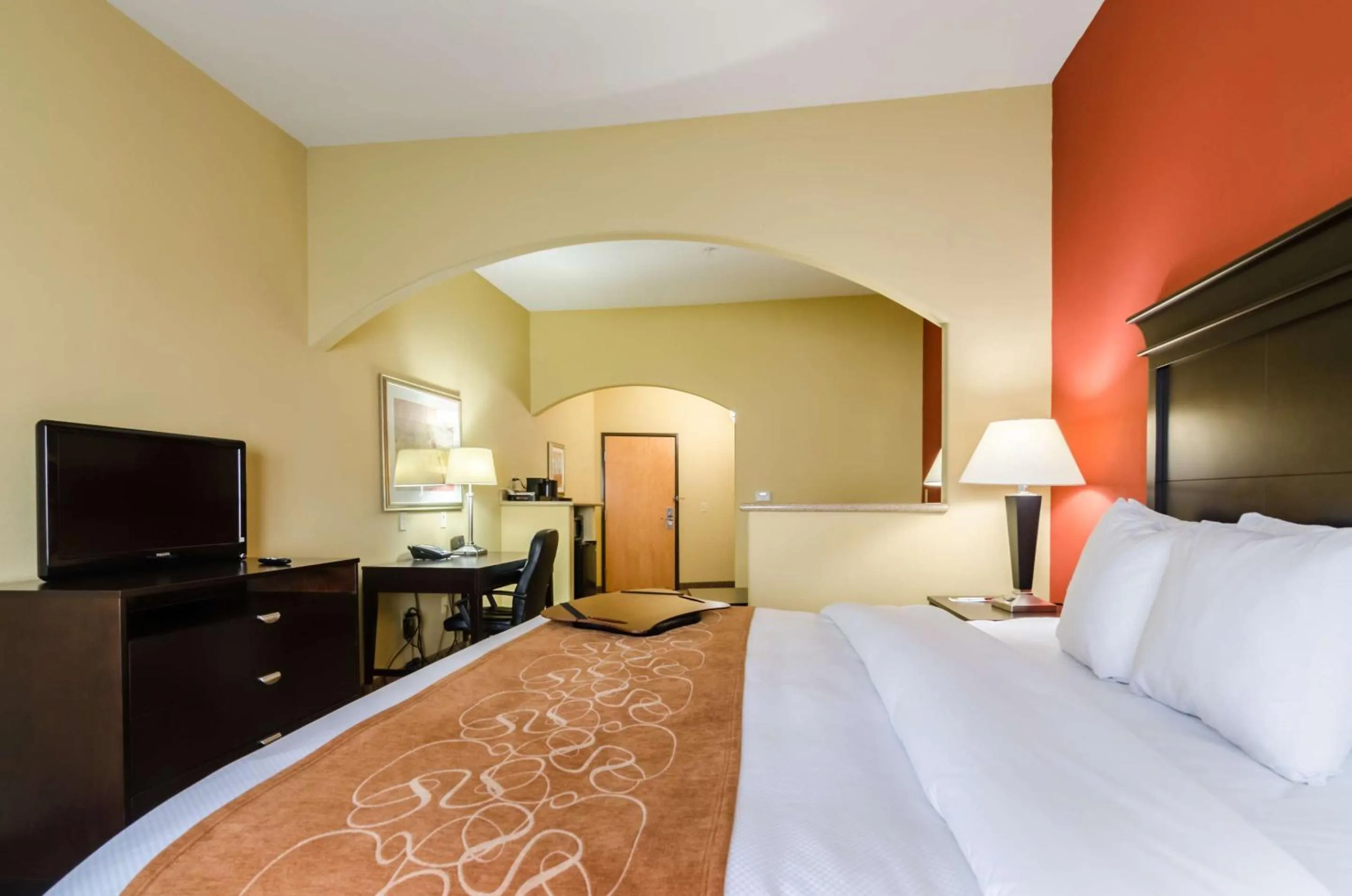 Bedroom, Bed in Comfort Suites Salina South