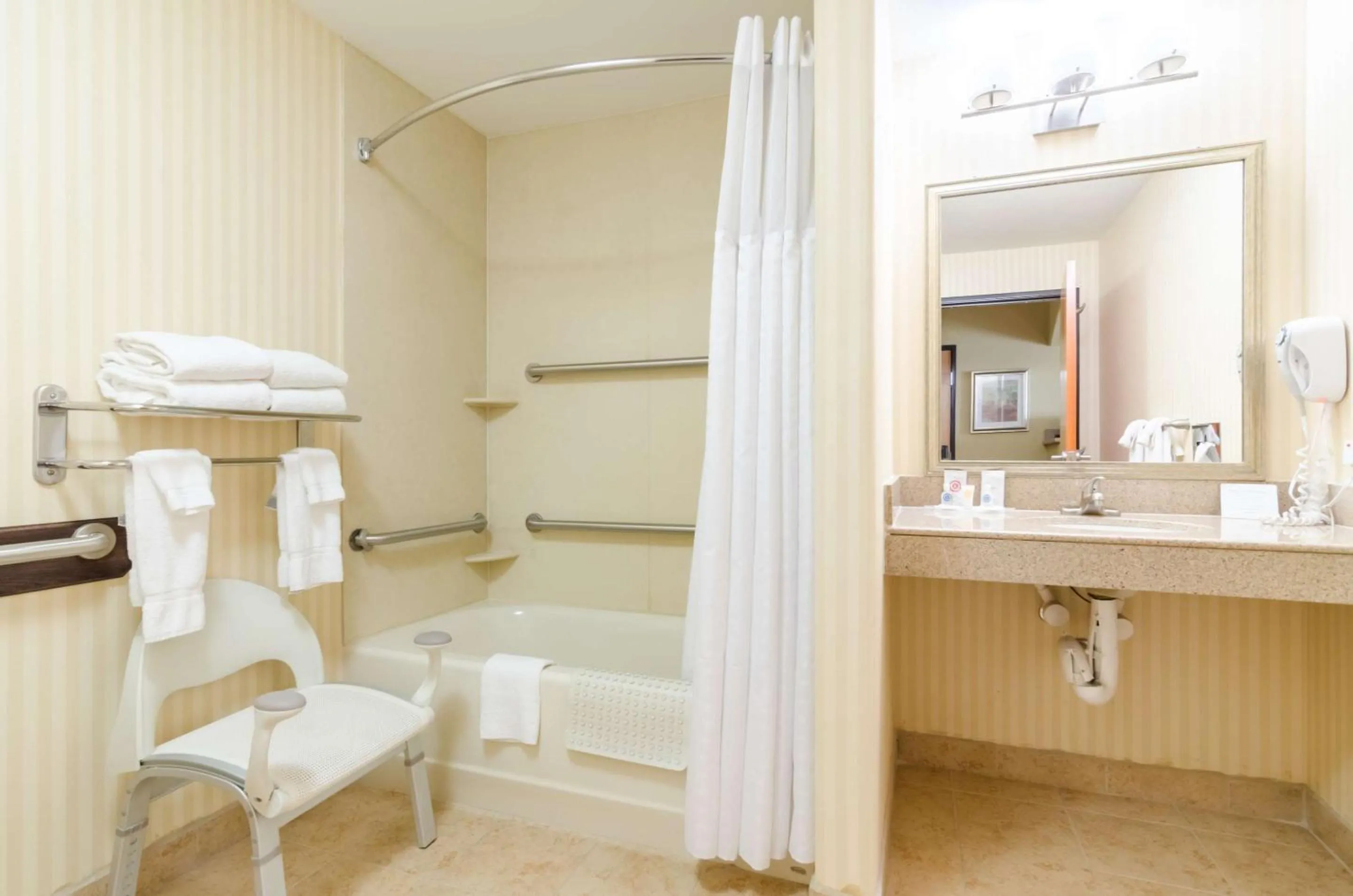 Bedroom in Comfort Suites Salina South