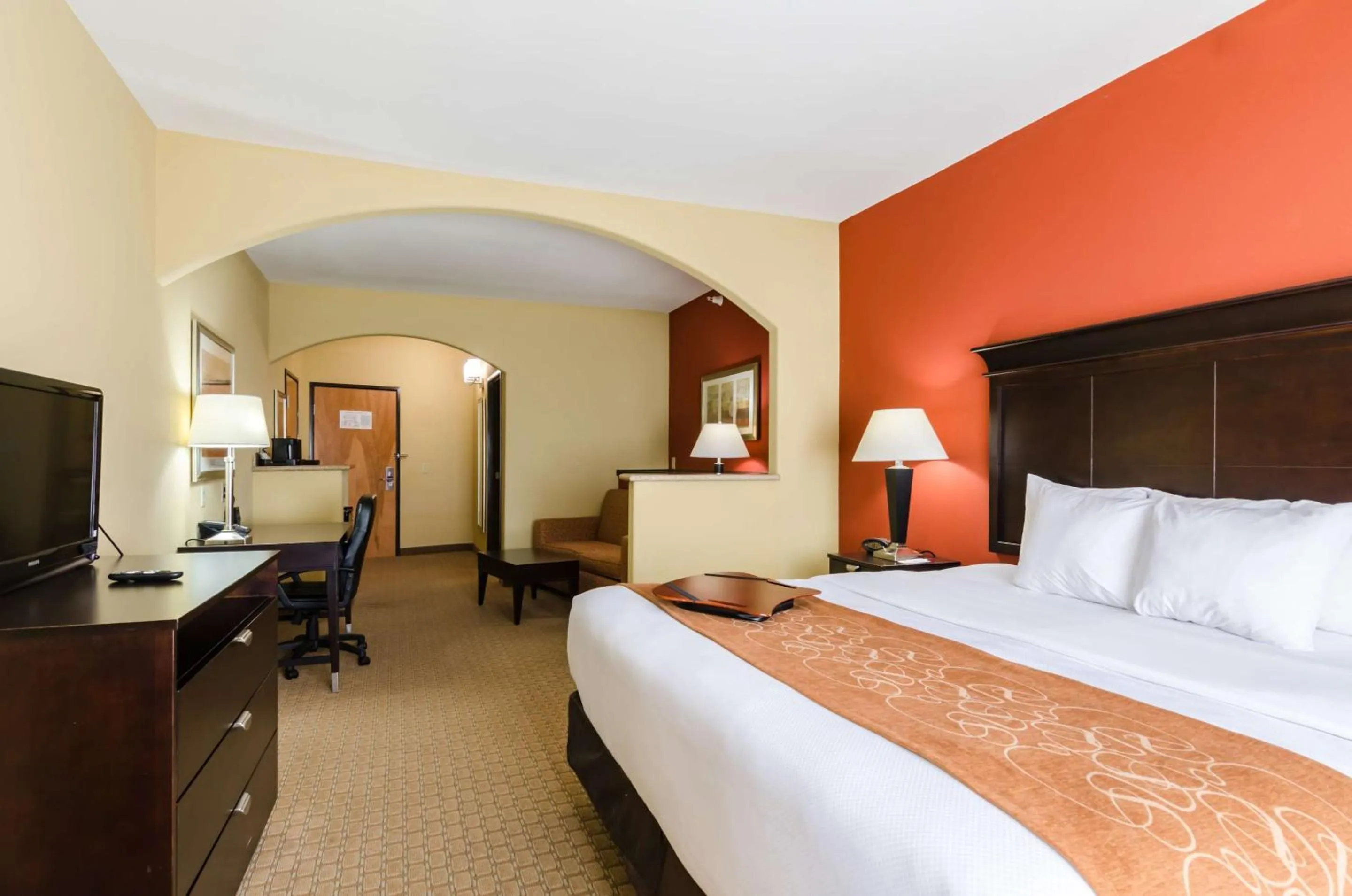 Bedroom, Bed in Comfort Suites Salina South