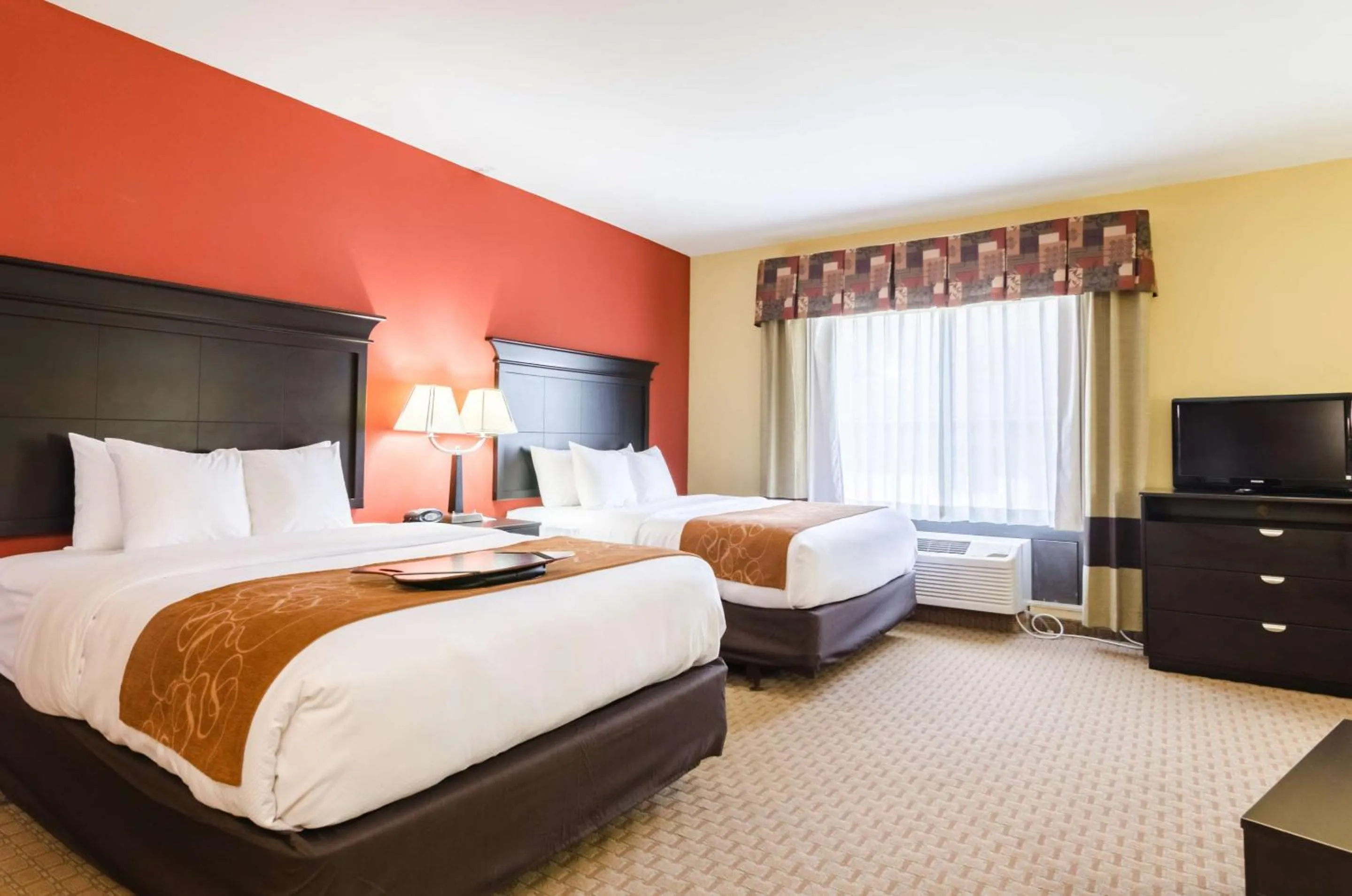 Bedroom, Bed in Comfort Suites Salina South