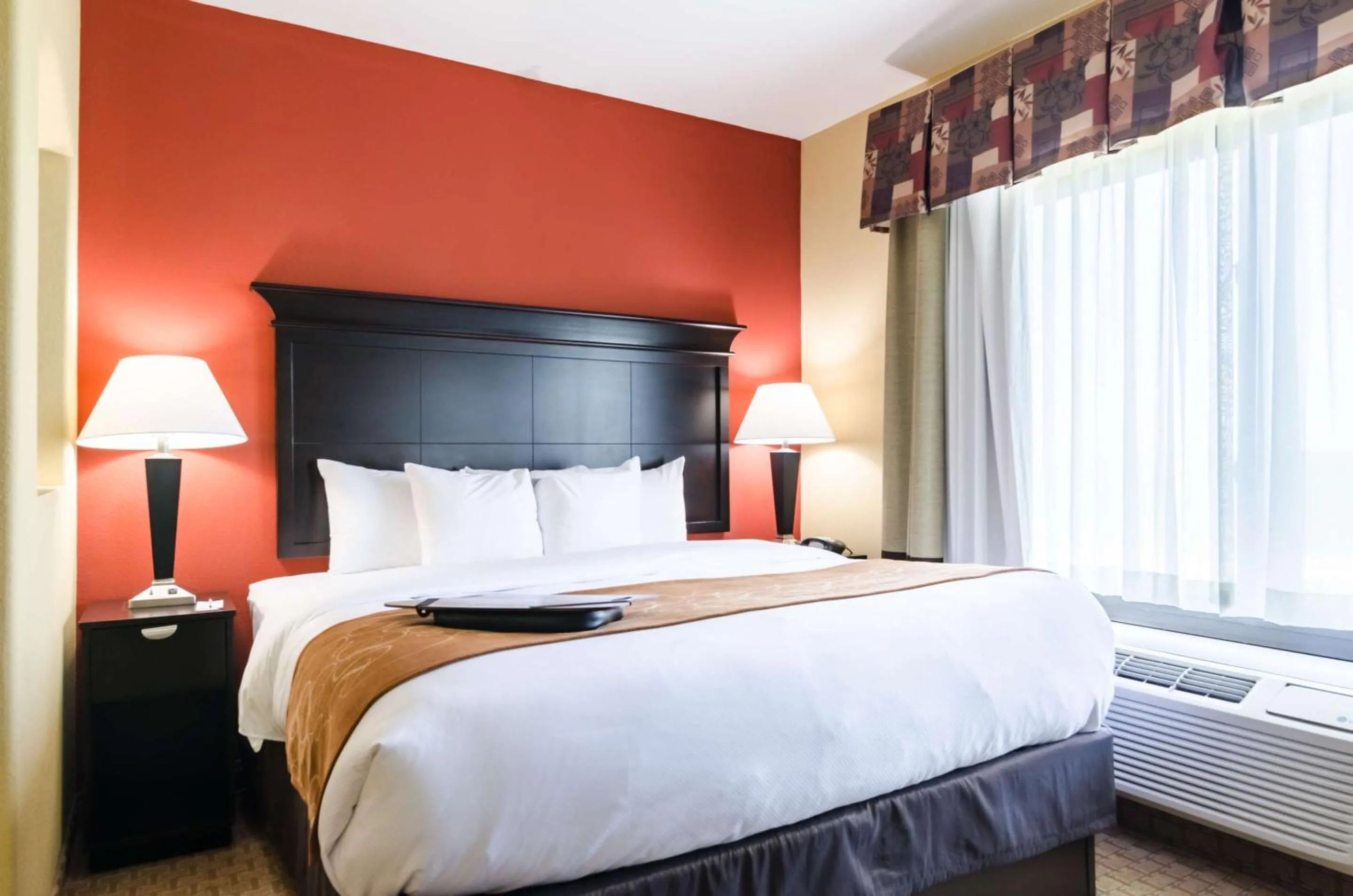 Bedroom, Bed in Comfort Suites Salina South