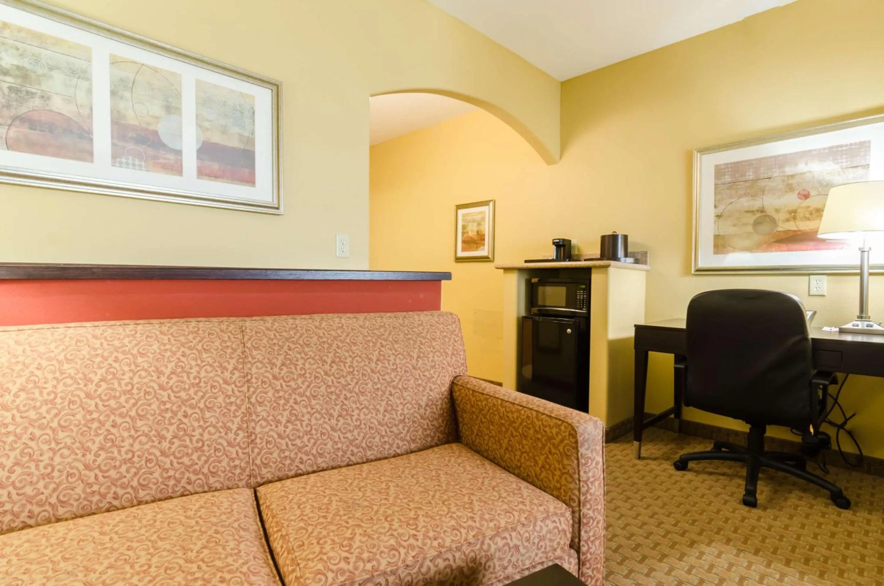 Bedroom in Comfort Suites Salina South