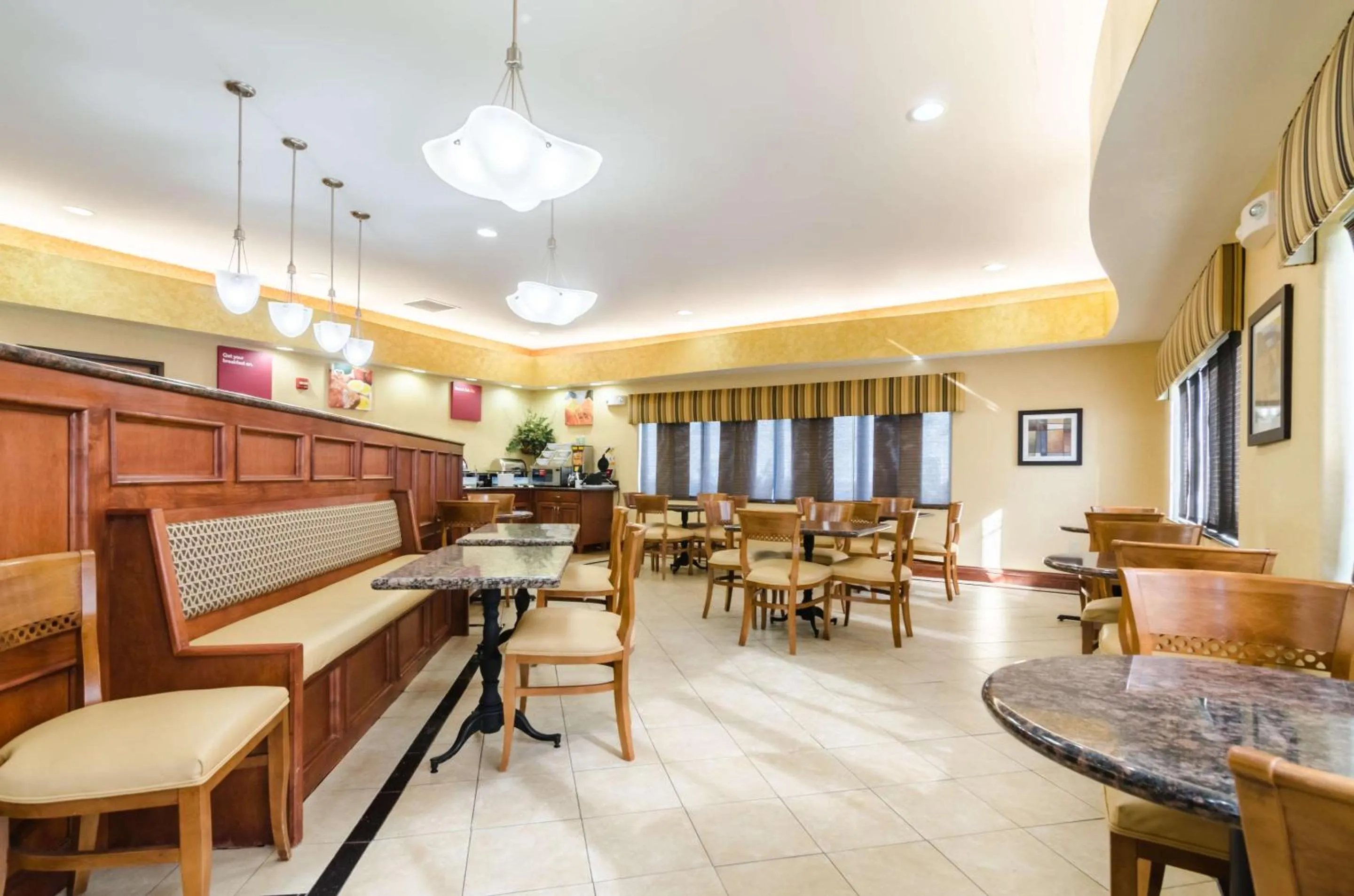 Lobby or reception in Comfort Suites Salina South