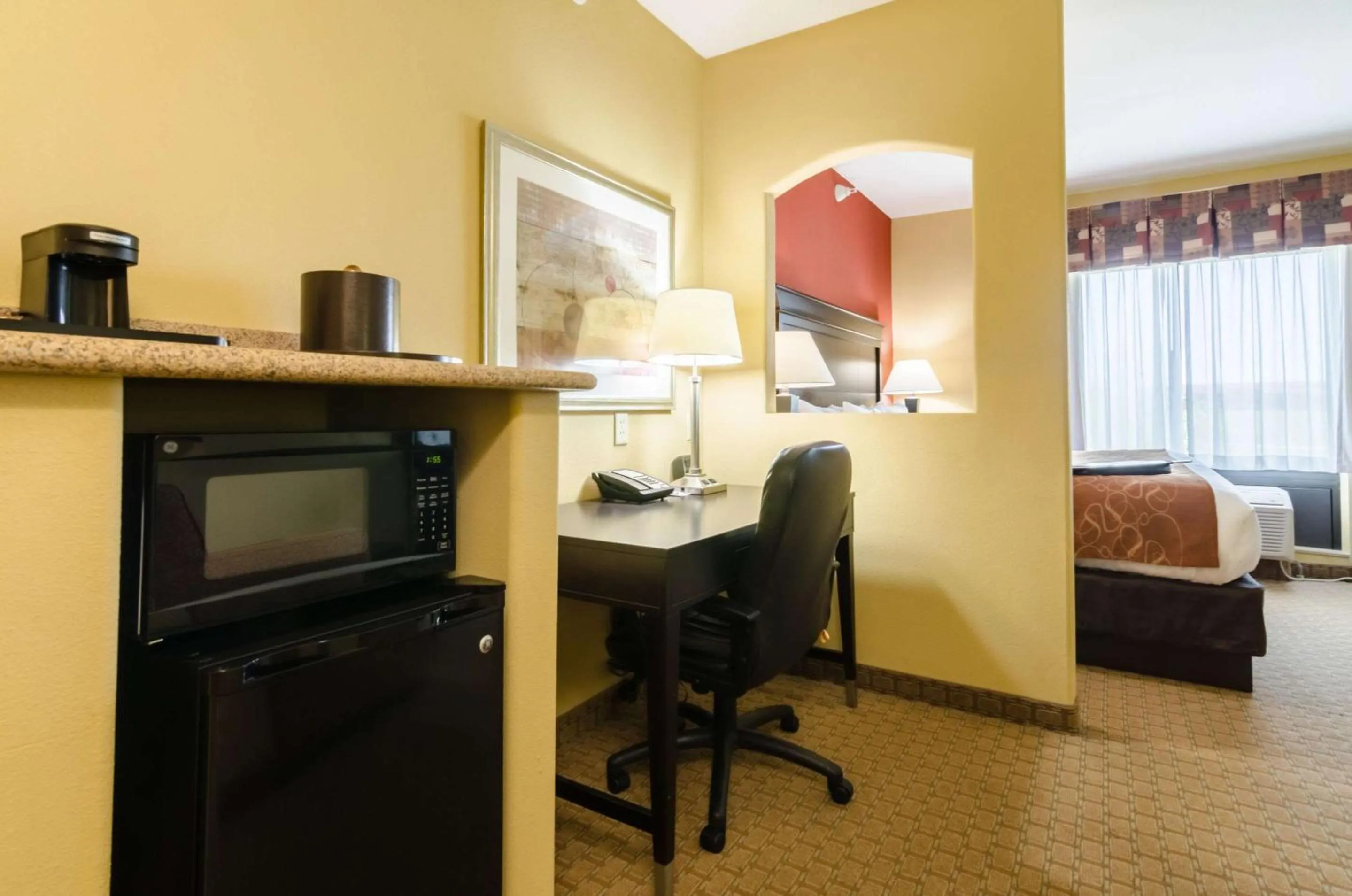 Photo of the whole room, Bed in Comfort Suites Salina South