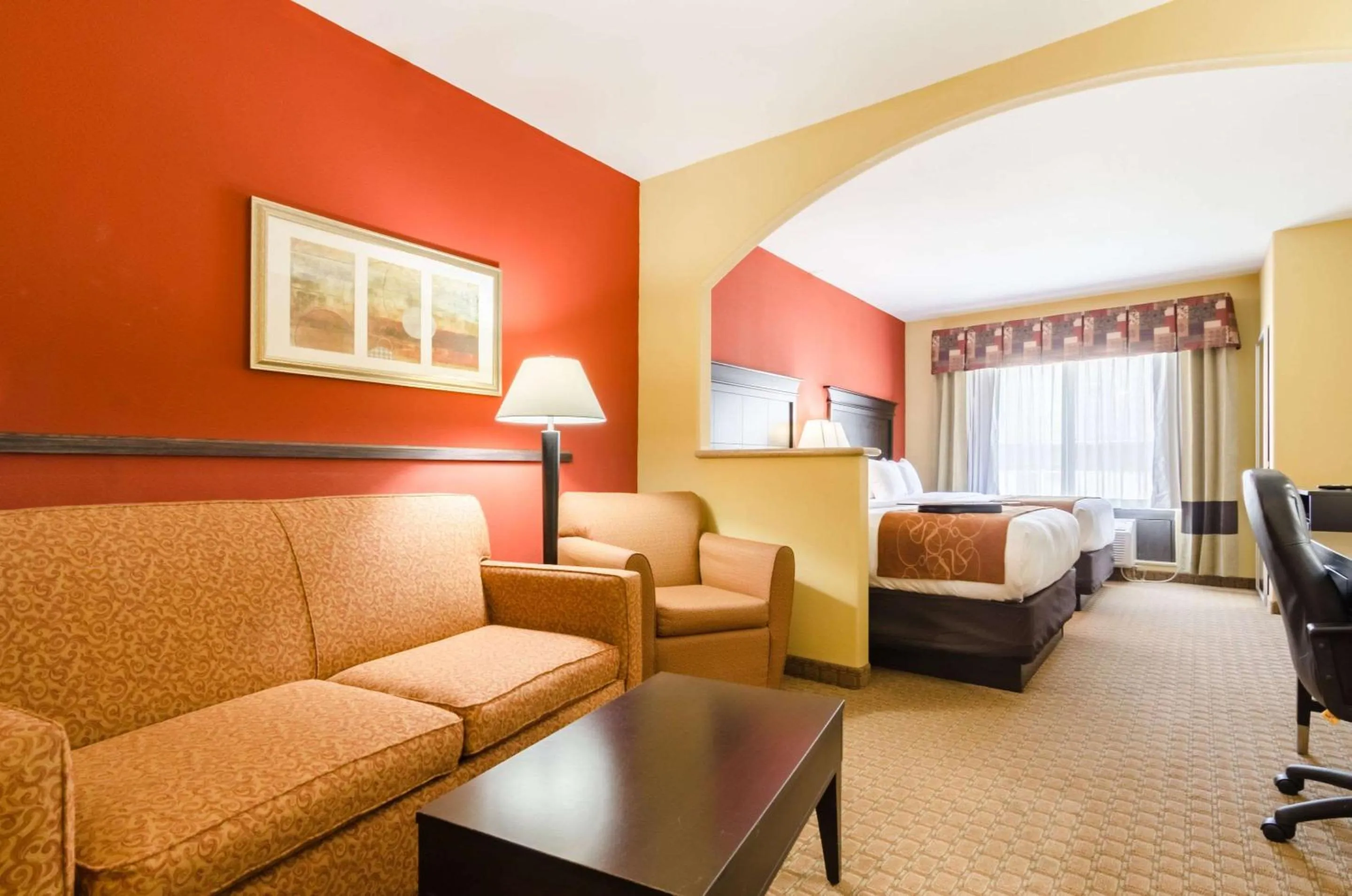 Photo of the whole room, Bed in Comfort Suites Salina South