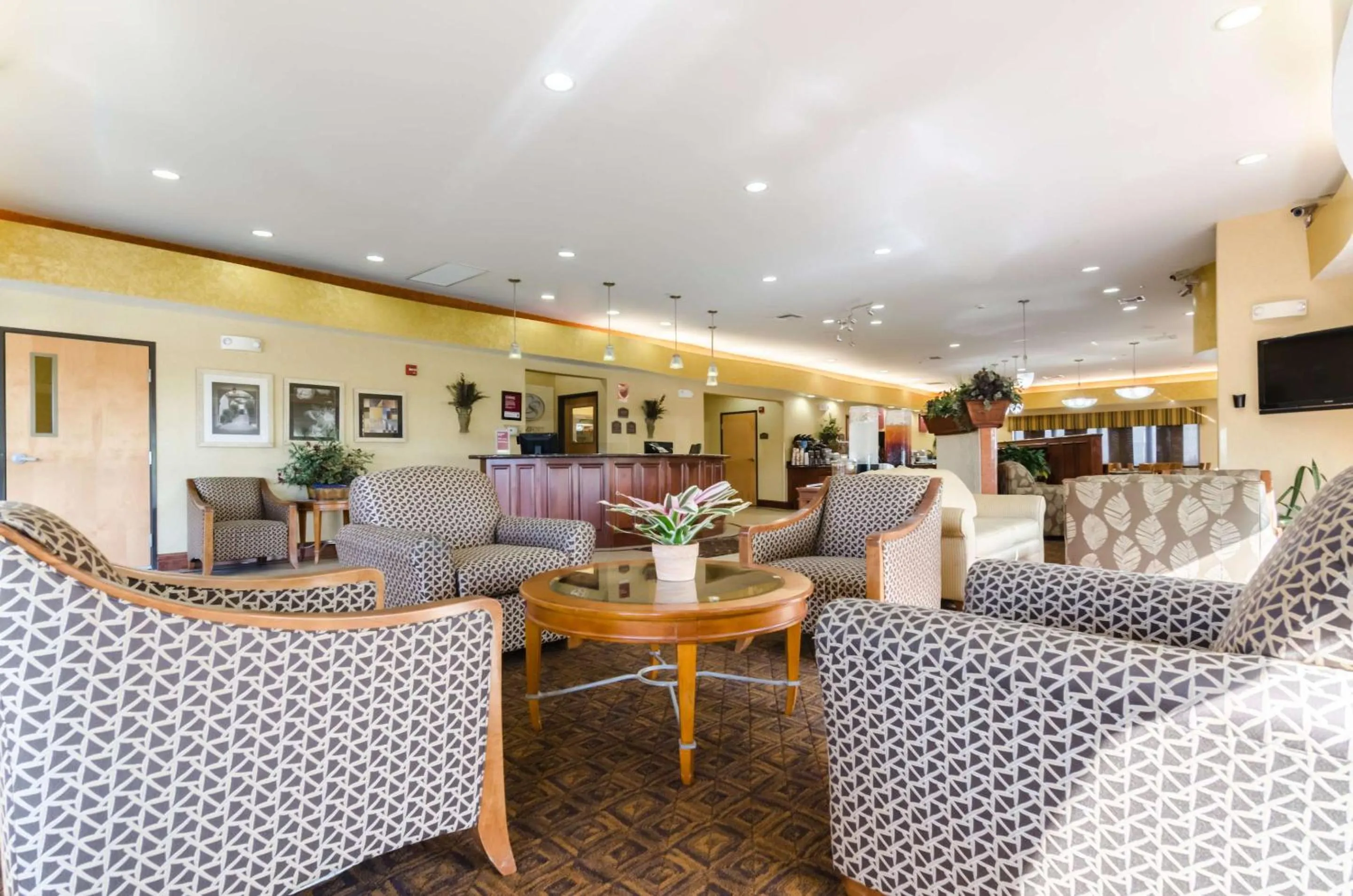 Lobby or reception in Comfort Suites Salina South