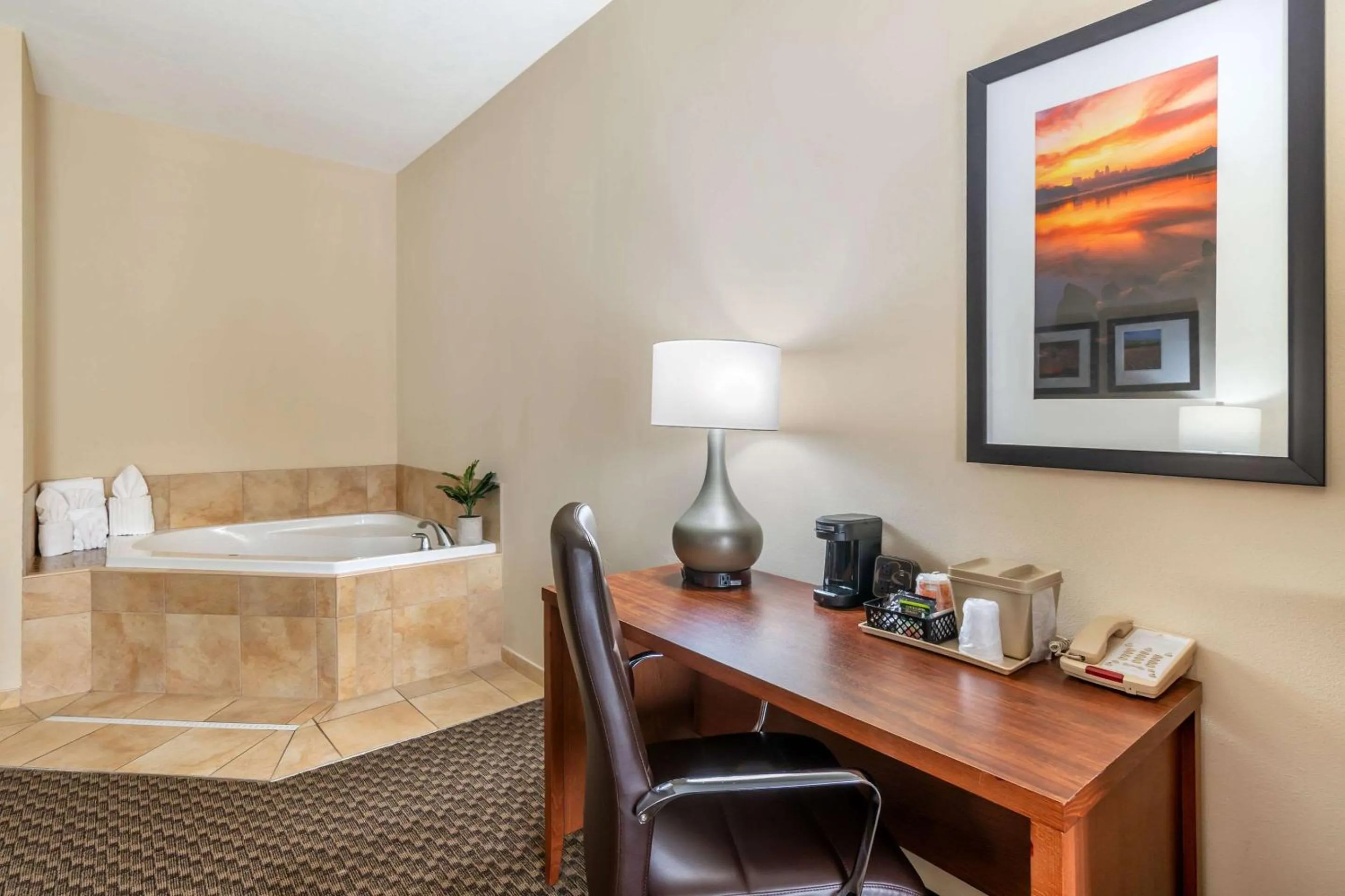 Bedroom, Bed in Comfort Suites Manhattan