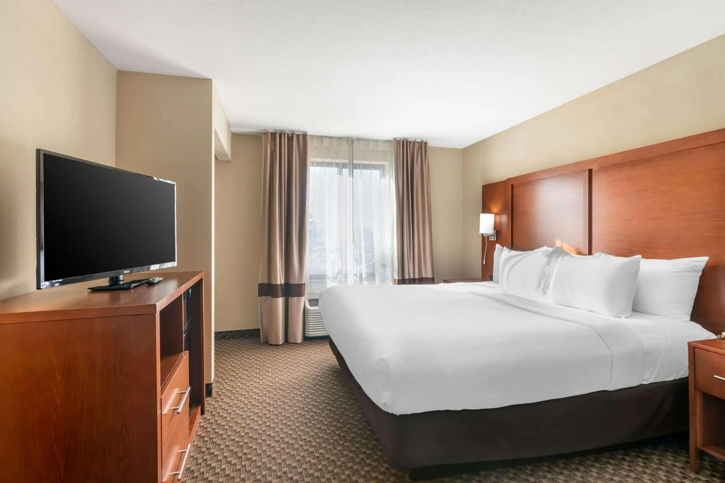 Bedroom, Bed in Comfort Suites Manhattan