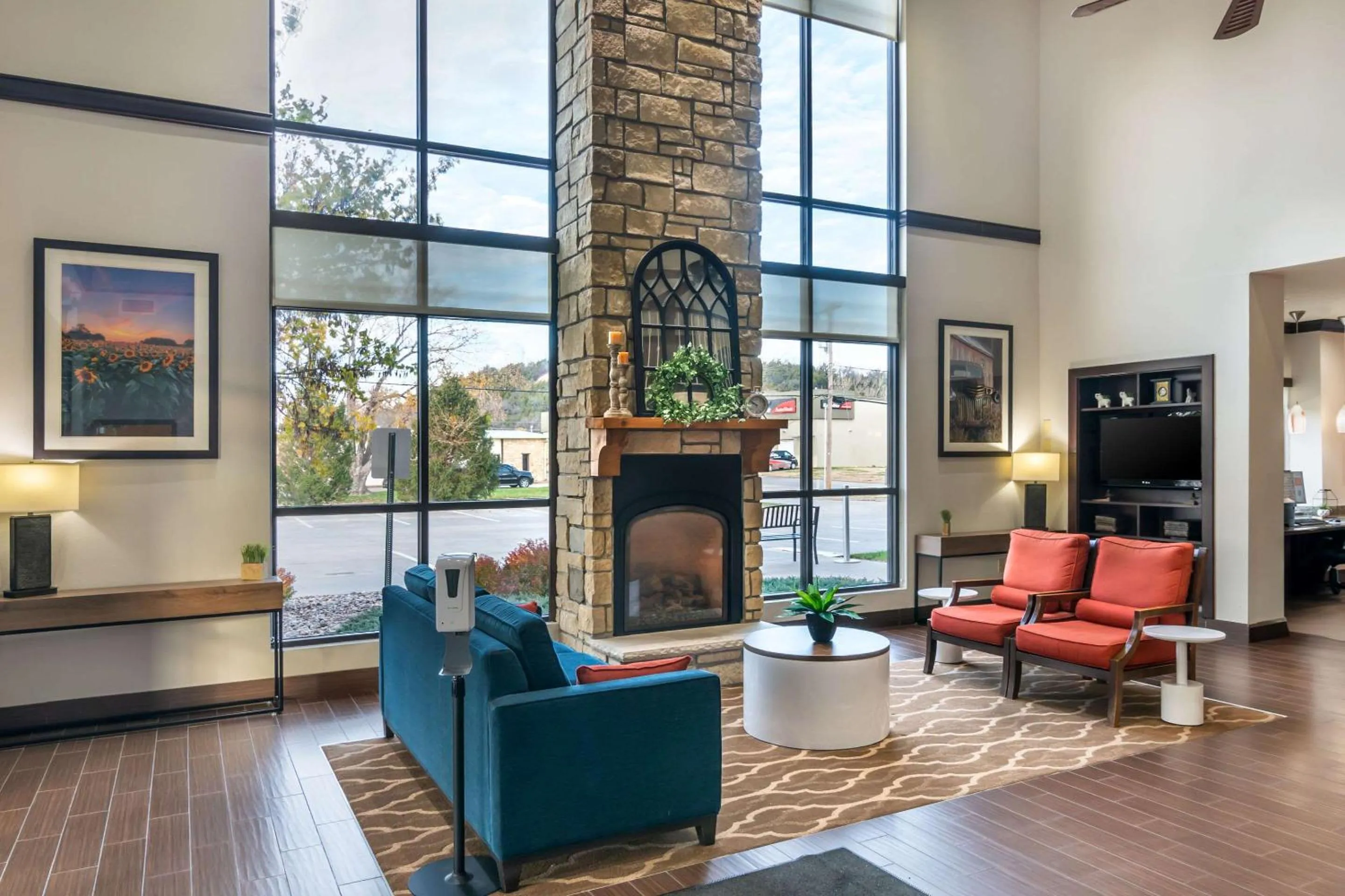 Lobby or reception in Comfort Suites Manhattan