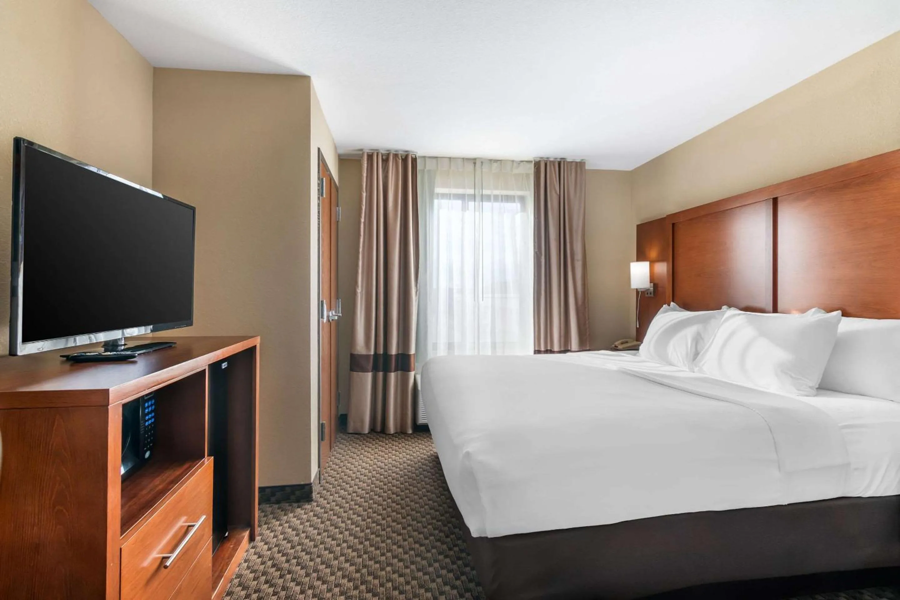 Bedroom, Bed in Comfort Suites Manhattan