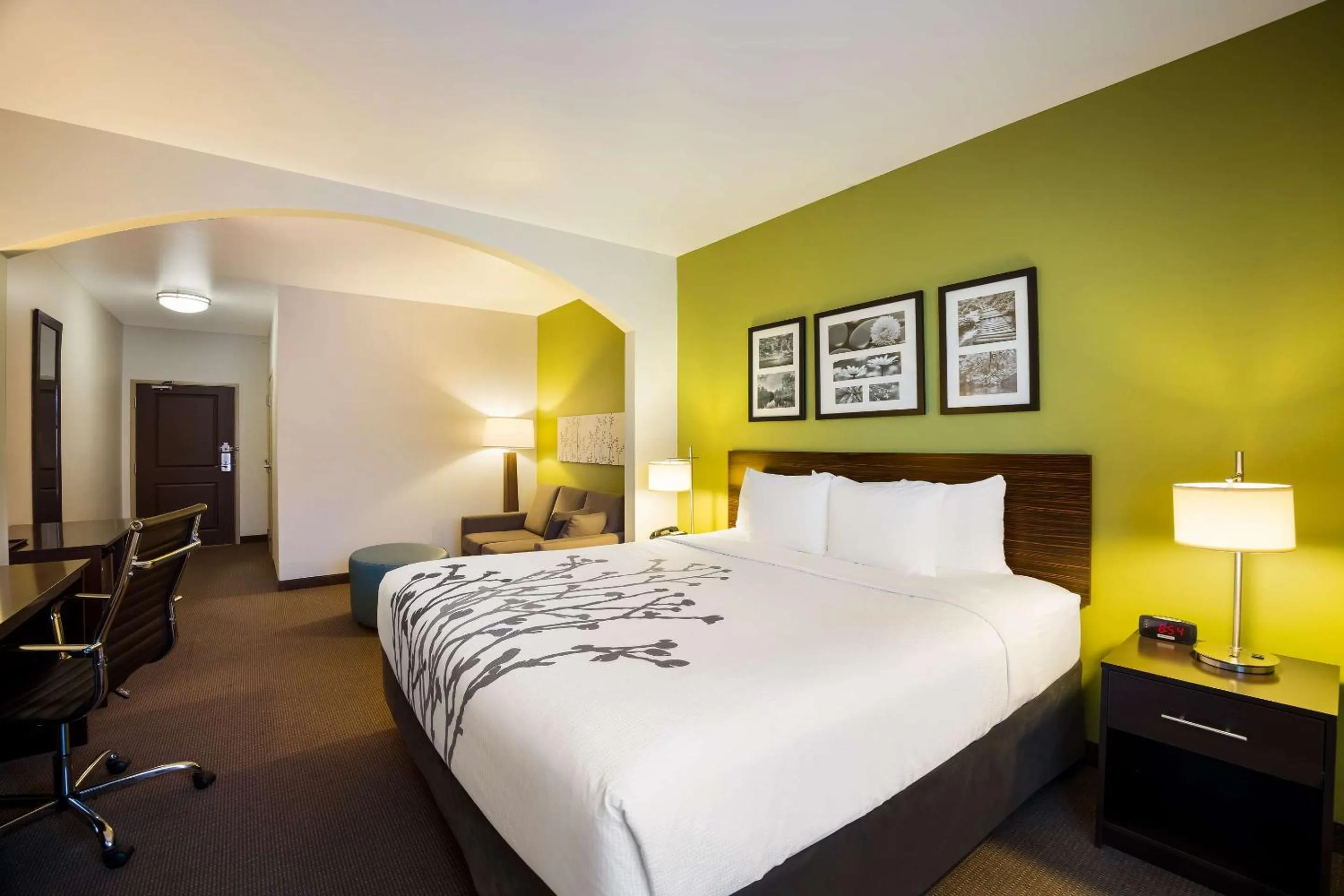 Bedroom, Bed in Sleep Inn & Suites Colby