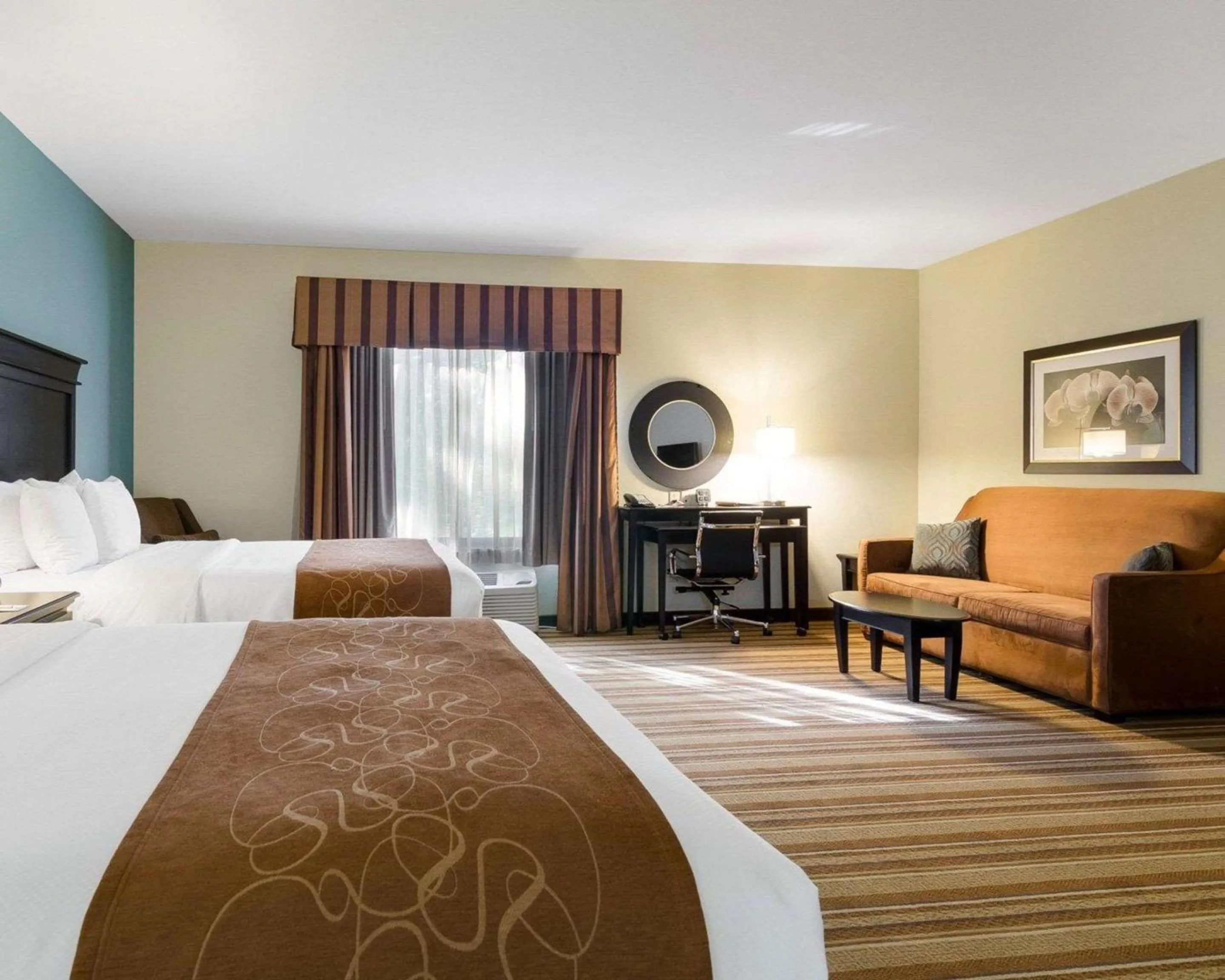 Bedroom, Bed in Comfort Suites Topeka Northwest