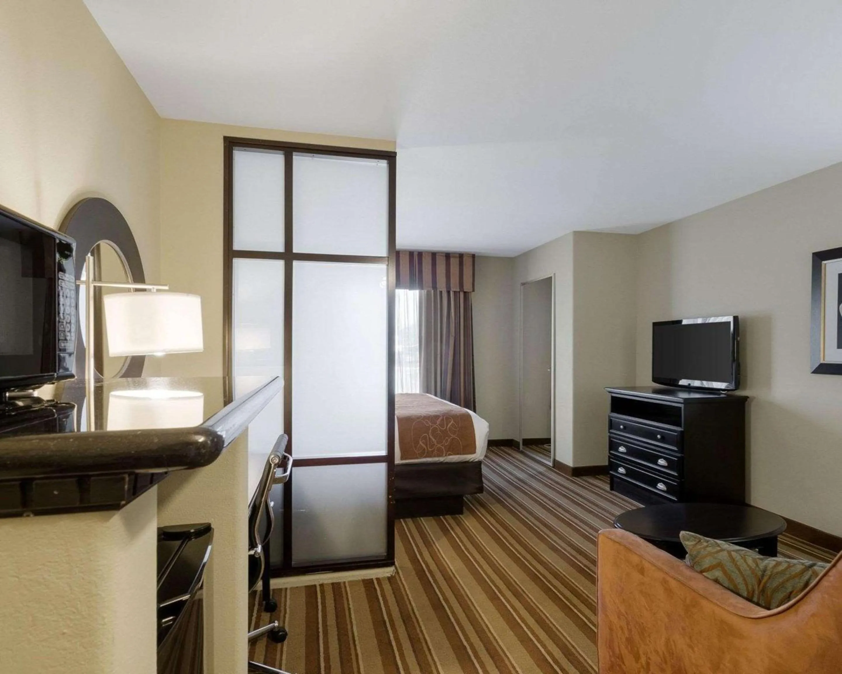 Bedroom, Bed in Comfort Suites Topeka Northwest