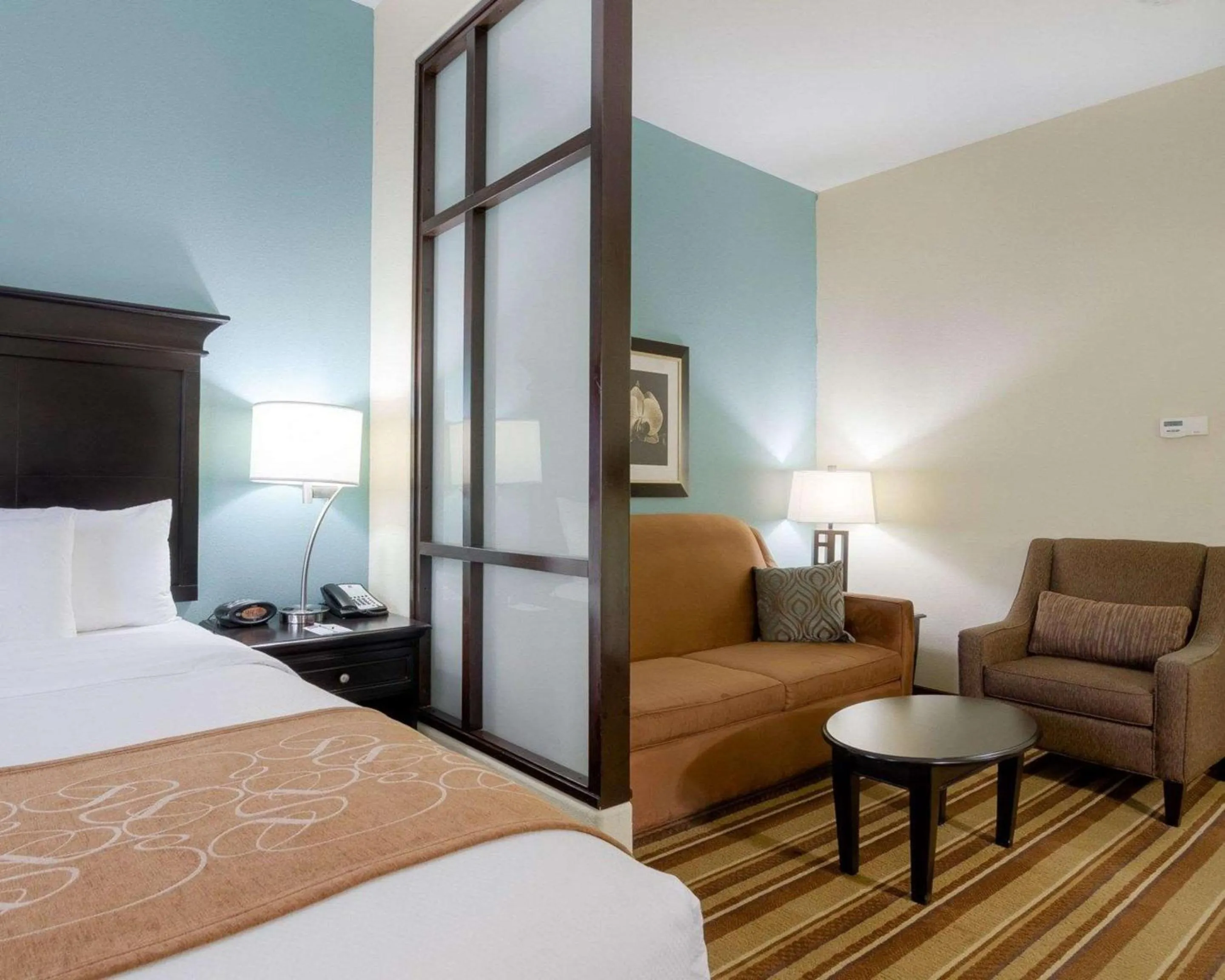 Bedroom, Bed in Comfort Suites Topeka Northwest